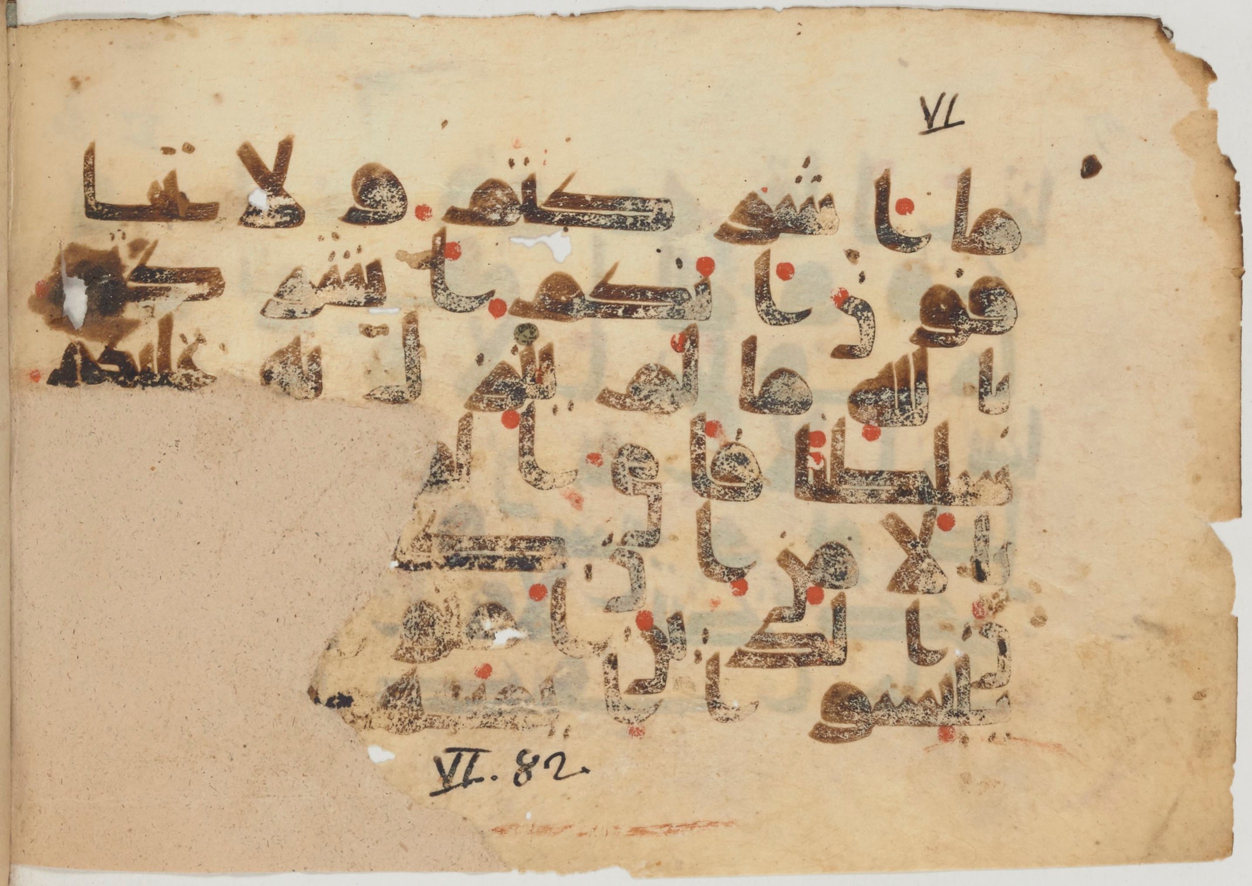 Arabe 363 (b) (Scan 1), in Kūfī D.I script, showing Surah 6:82 from Mid 8th to Late 10th Century AD found in Fustat (Old Cairo), Egypt, currently housed at Bibliothèque nationale de France, Paris