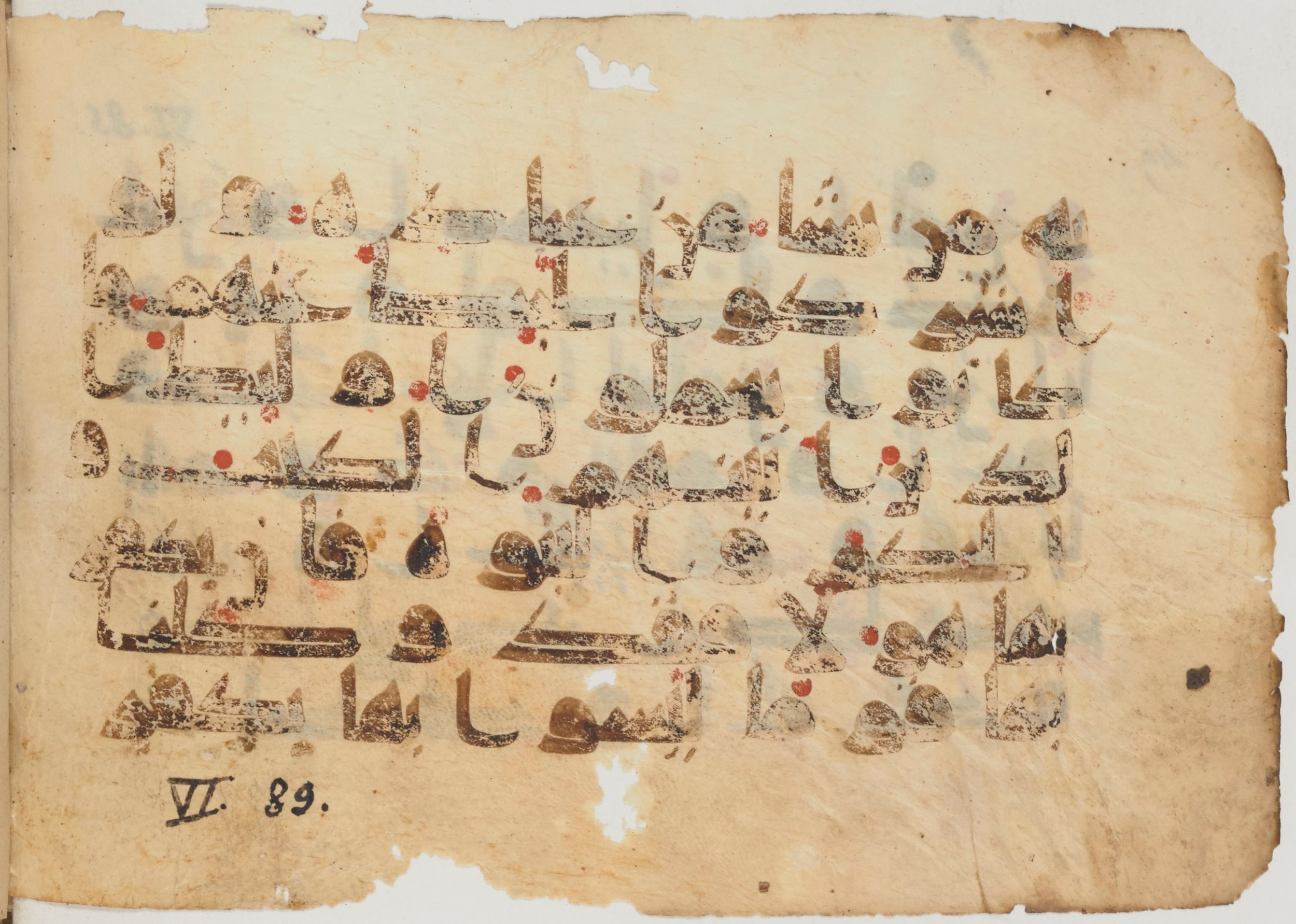 Arabe 363 (b) (Scan 1), in Kūfī D.I script, showing Surah 6:89 from Mid 8th to Late 10th Century AD found in Fustat (Old Cairo), Egypt, currently housed at Bibliothèque nationale de France, Paris