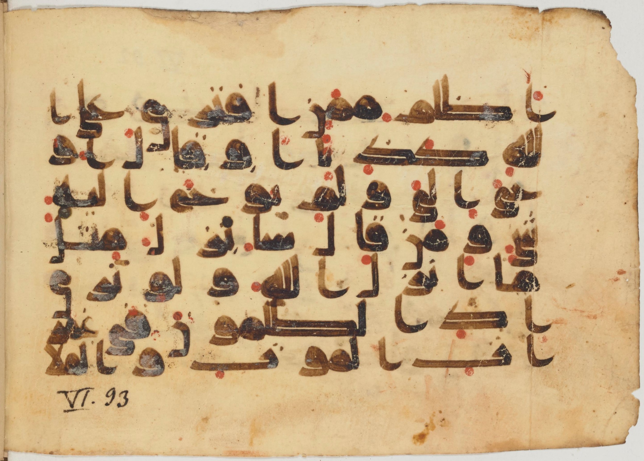 Arabe 363 (b) (Scan 2), in Kūfī D.I script, showing Surah 6:93 from Mid 8th to Late 10th Century AD found in Fustat (Old Cairo), Egypt, currently housed at Bibliothèque nationale de France, Paris