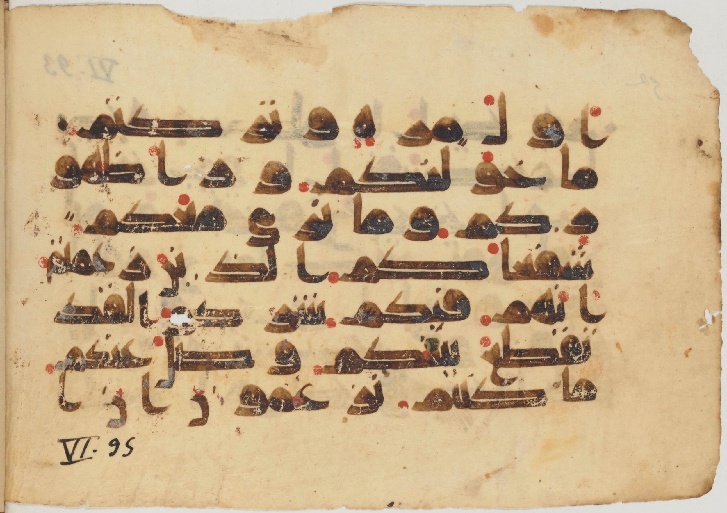 Arabe 363 (b) (Scan 1), in Kūfī D.I script, showing Surah 6:95 from Mid 8th to Late 10th Century AD found in Fustat (Old Cairo), Egypt, currently housed at Bibliothèque nationale de France, Paris
