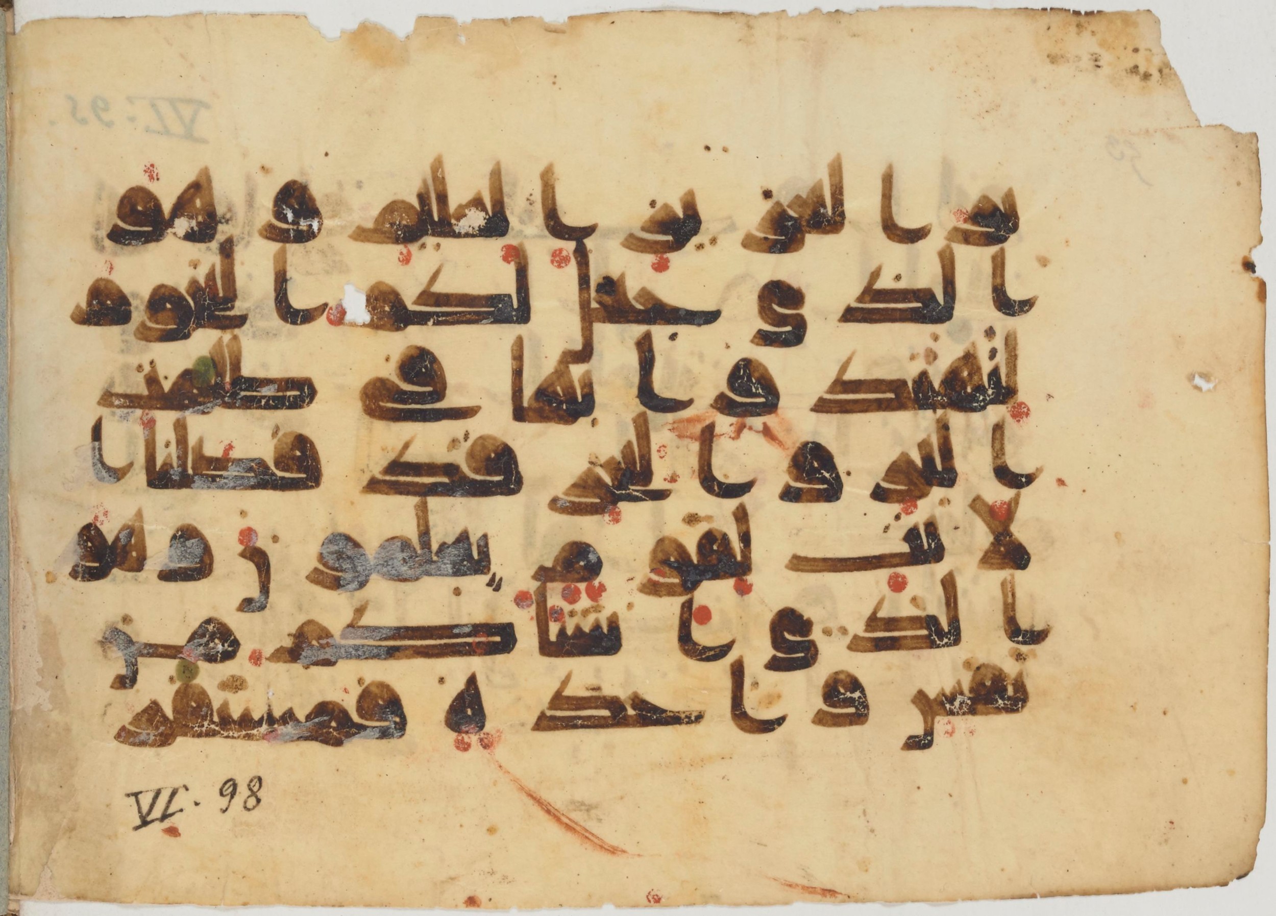 Arabe 363 (b) (Scan 2), in Kūfī D.I script, showing Surah 6:96 from Mid 8th to Late 10th Century AD found in Fustat (Old Cairo), Egypt, currently housed at Bibliothèque nationale de France, Paris