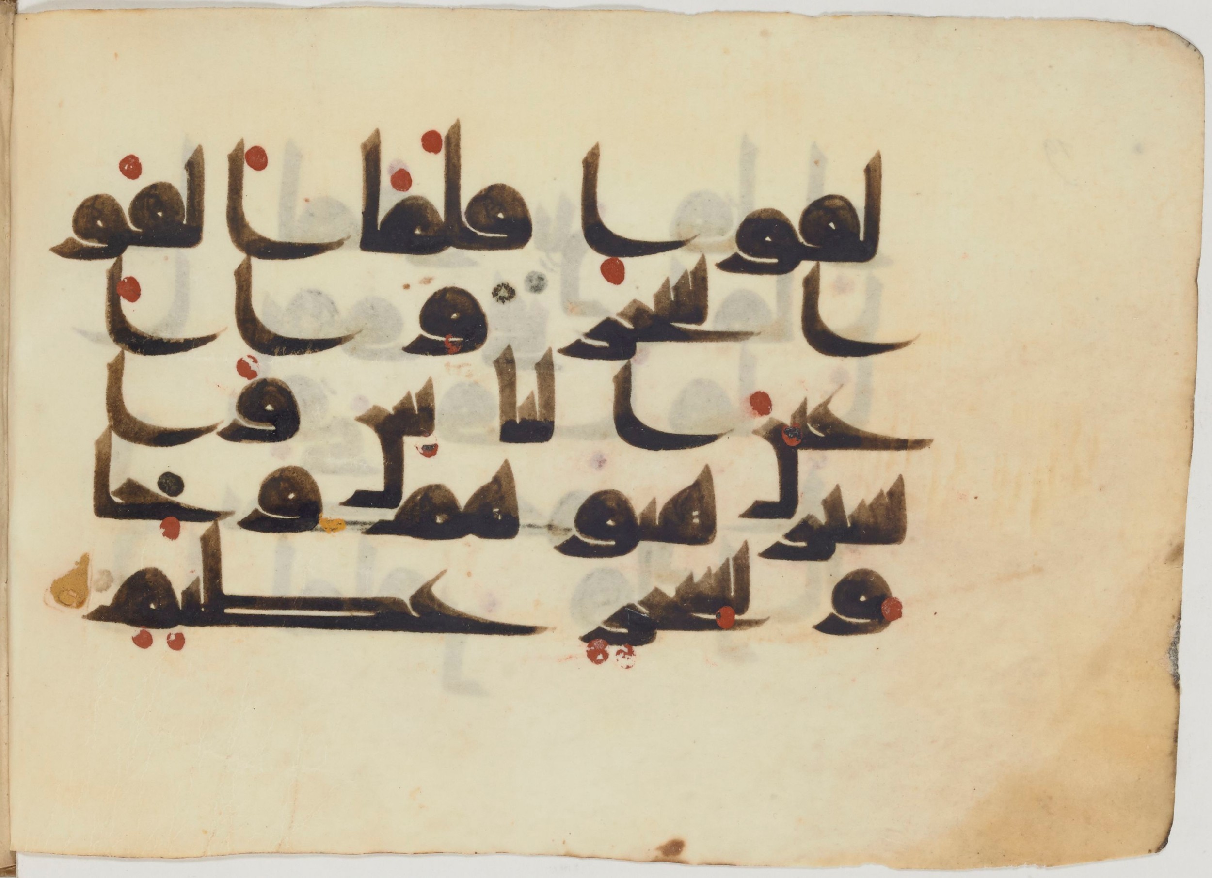Paris, Bibliothèque nationale de France, Arabe 364 (b) (Scan 2), in Kufic D.III script, showing Surah 7:116 from Mid-8th to 10th Century AD found in Fustat (Old Cairo), Egypt, currently housed at Bibliothèque nationale de France, Paris
