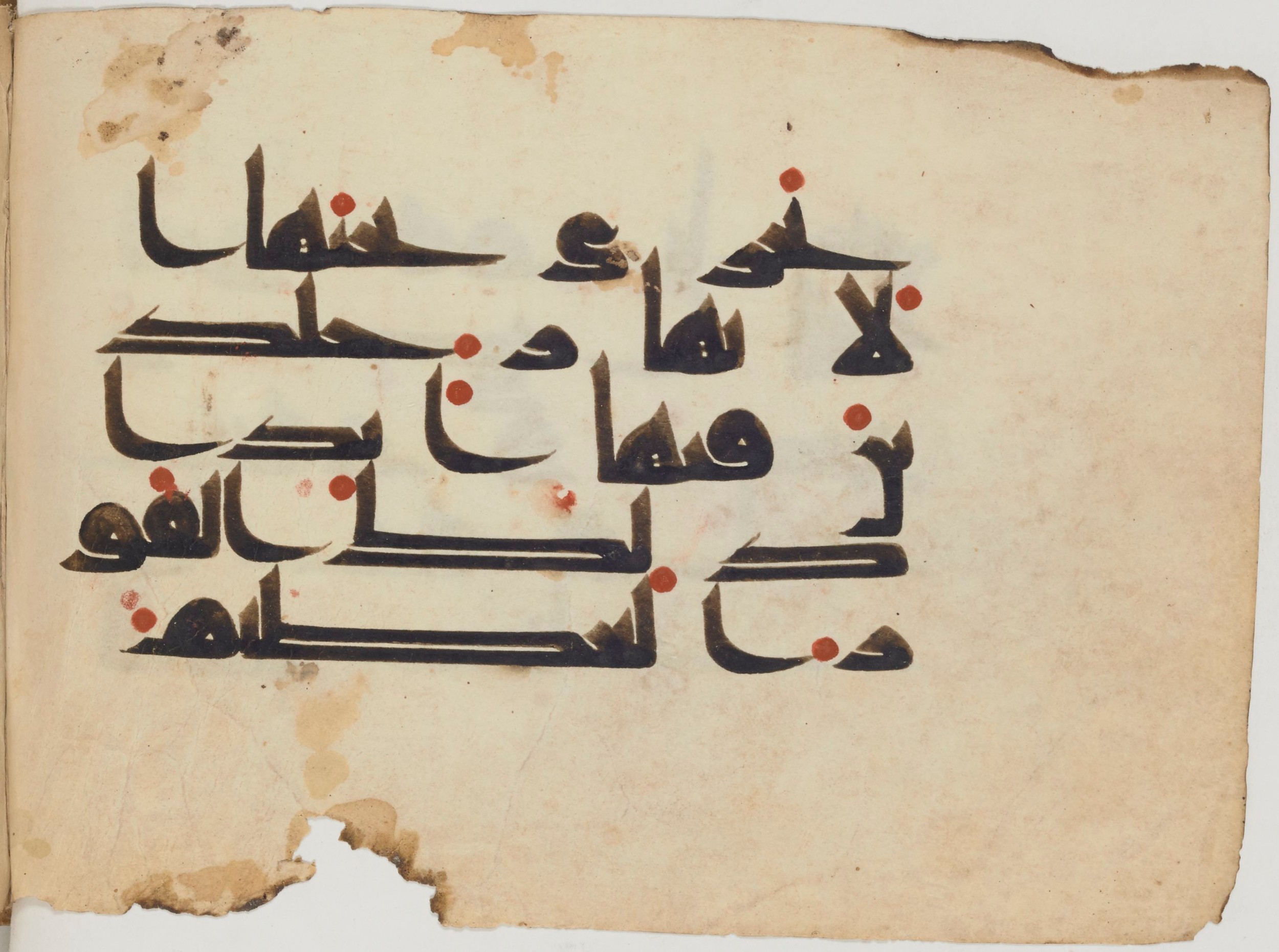 Paris, Bibliothèque nationale de France, Arabe 364 (b) (Scan 2), in Kufic D.III script, showing Surah 9:100 from Mid-8th to 10th Century AD found in Fustat (Old Cairo), Egypt, currently housed at Bibliothèque nationale de France, Paris