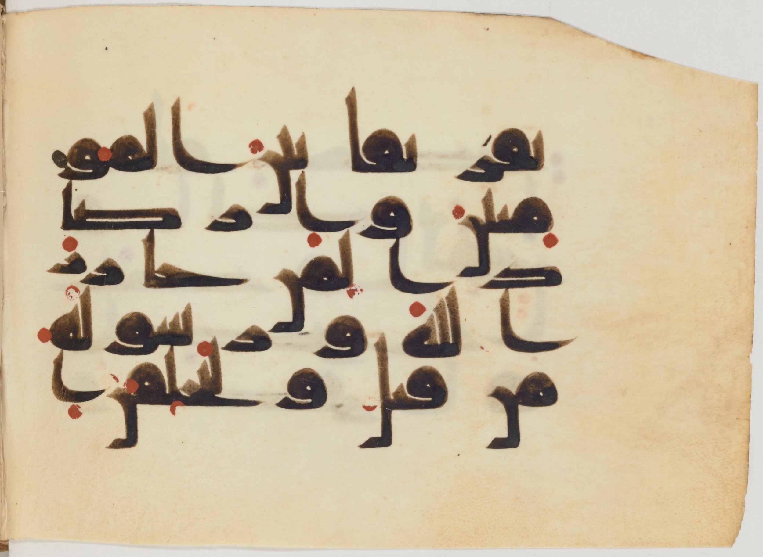 Paris, Bibliothèque nationale de France, Arabe 364 (b) (Scan 2), in Kufic D.III script, showing Surah 9:107 from Mid-8th to 10th Century AD found in Fustat (Old Cairo), Egypt, currently housed at Bibliothèque nationale de France, Paris