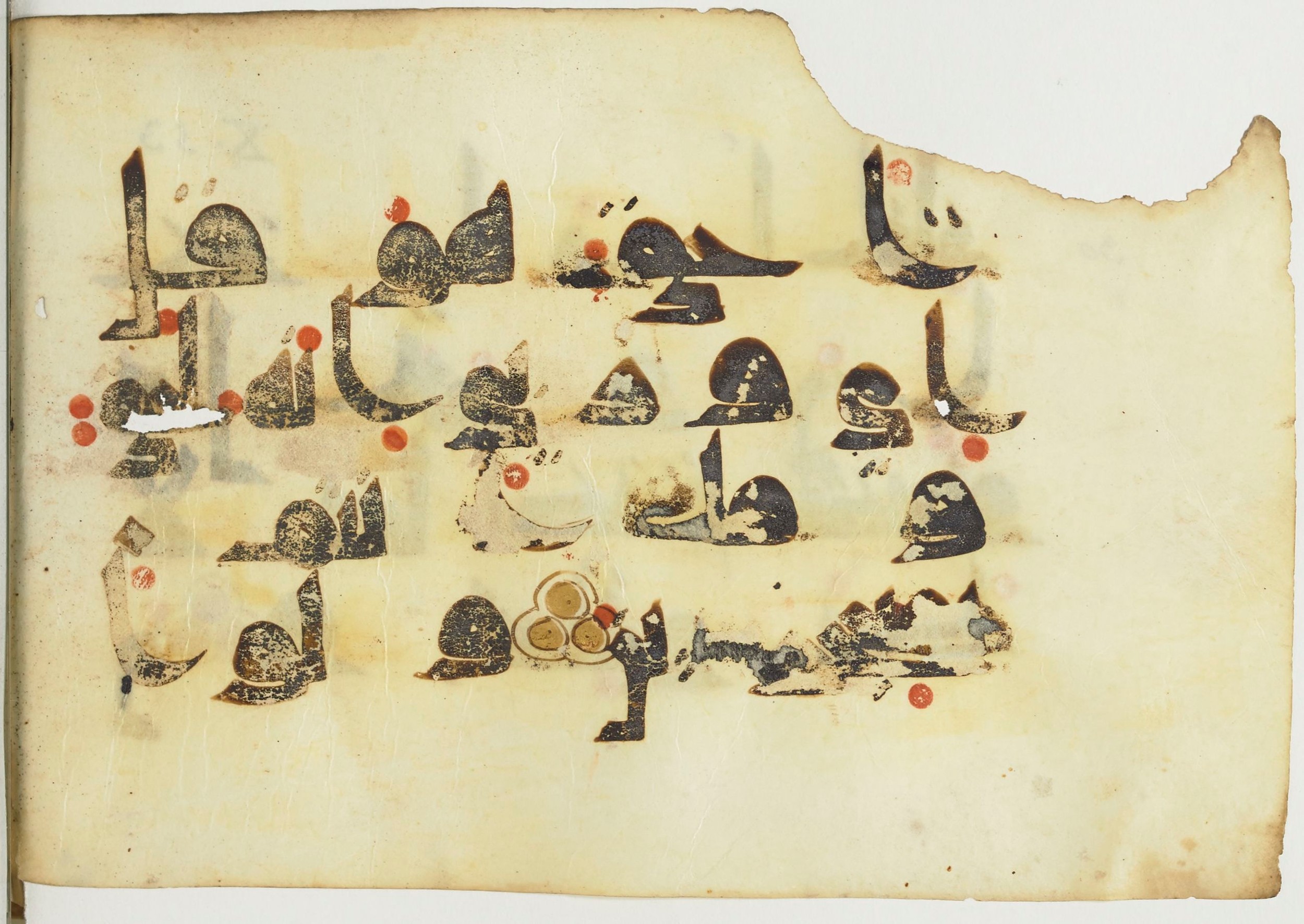 Paris, Bibliothèque nationale de France, Arabe 365 (a) (Scan 1), in Kūfī D.I / D.III script, showing Surah 10:54 from Mid 8th to Late 9th Century AD found in Fustat (Old Cairo), Egypt, currently housed at Bibliothèque nationale de France, Paris