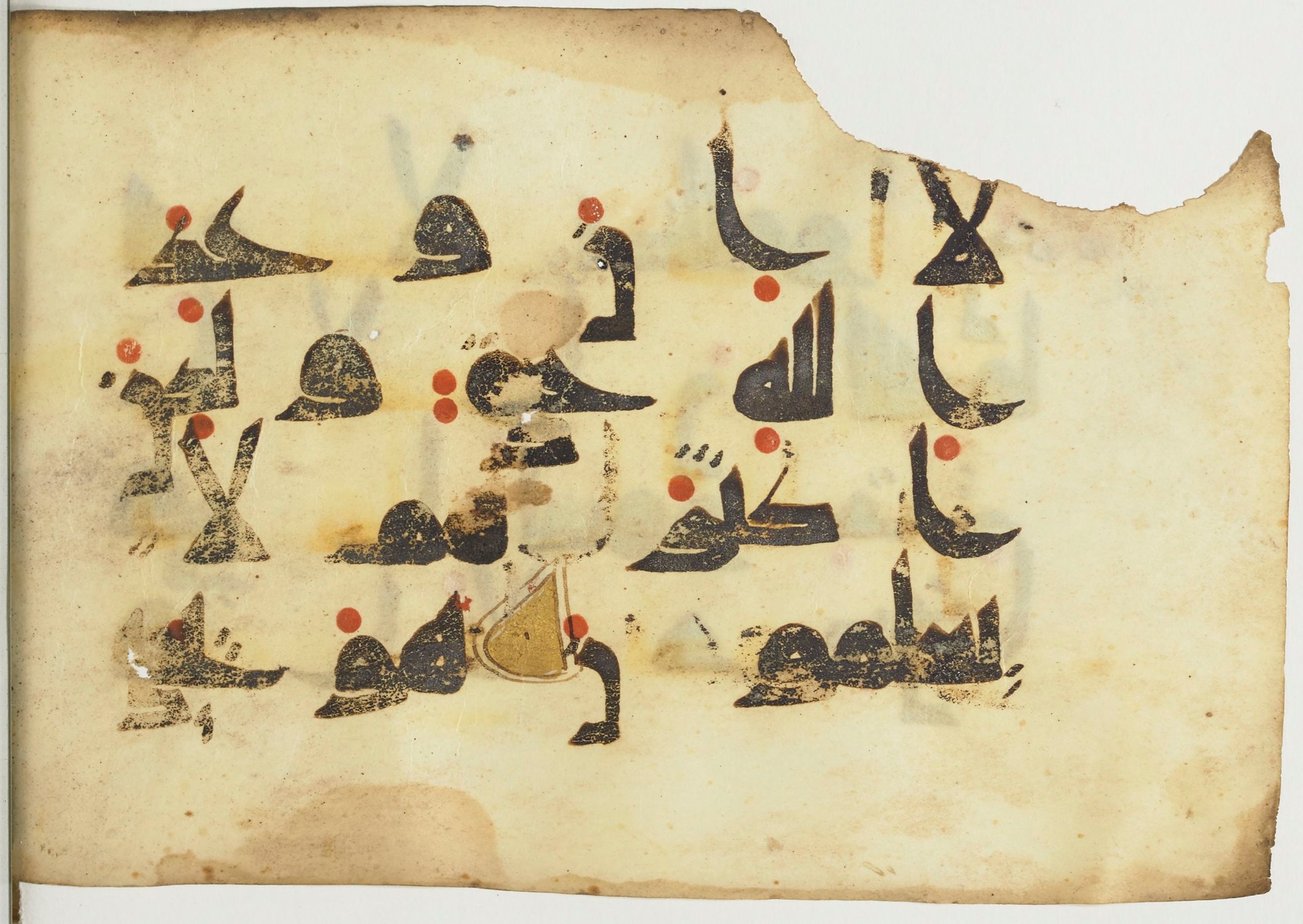 Paris, Bibliothèque nationale de France, Arabe 365 (a) (Scan 1), in Kūfī D.I / D.III script, showing Surah 10:56 from Mid 8th to Late 9th Century AD found in Fustat (Old Cairo), Egypt, currently housed at Bibliothèque nationale de France, Paris