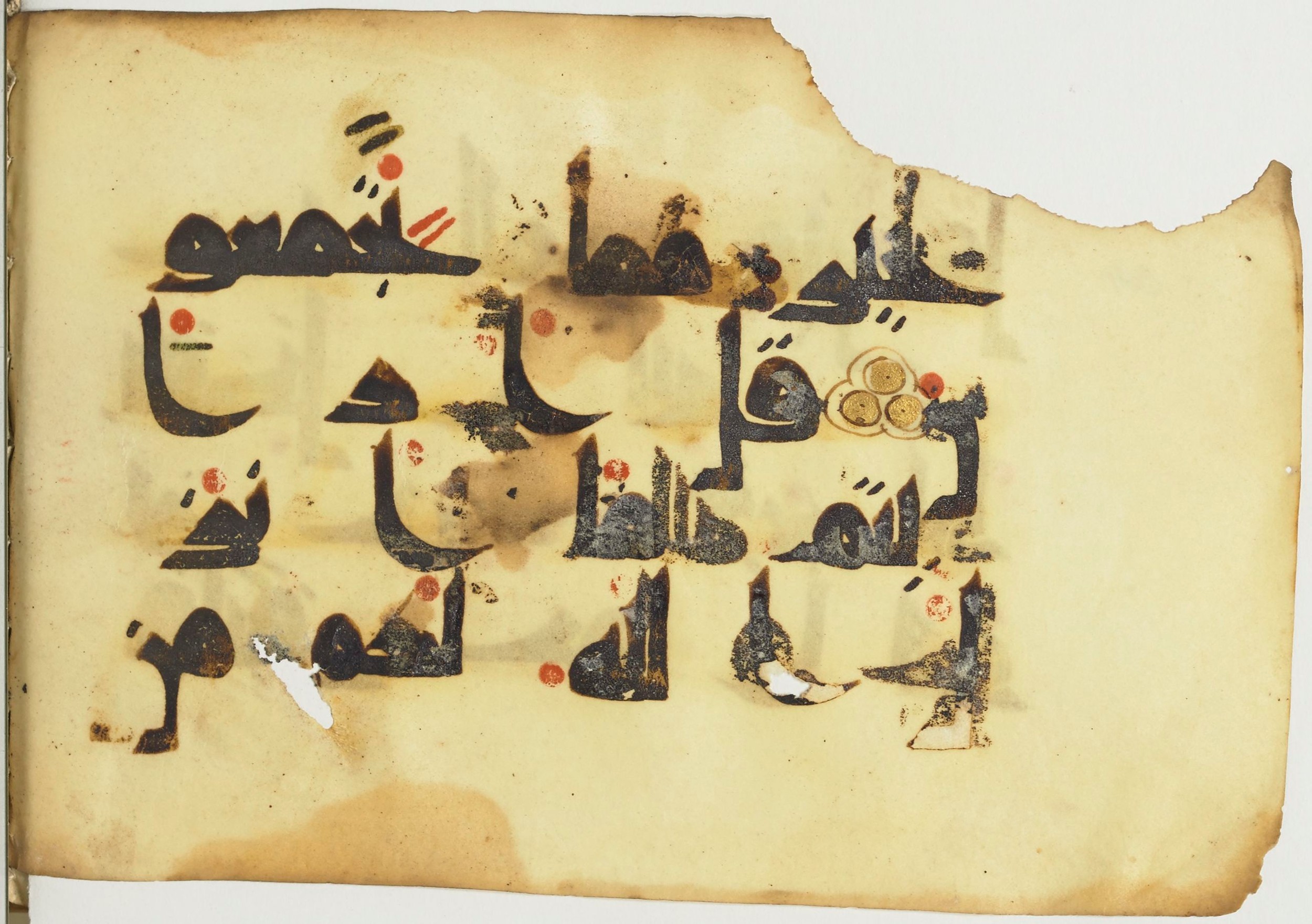 Paris, Bibliothèque nationale de France, Arabe 365 (a) (Scan 1), in Kūfī D.I / D.III script, showing Surah 10:59 from Mid 8th to Late 9th Century AD found in Fustat (Old Cairo), Egypt, currently housed at Bibliothèque nationale de France, Paris
