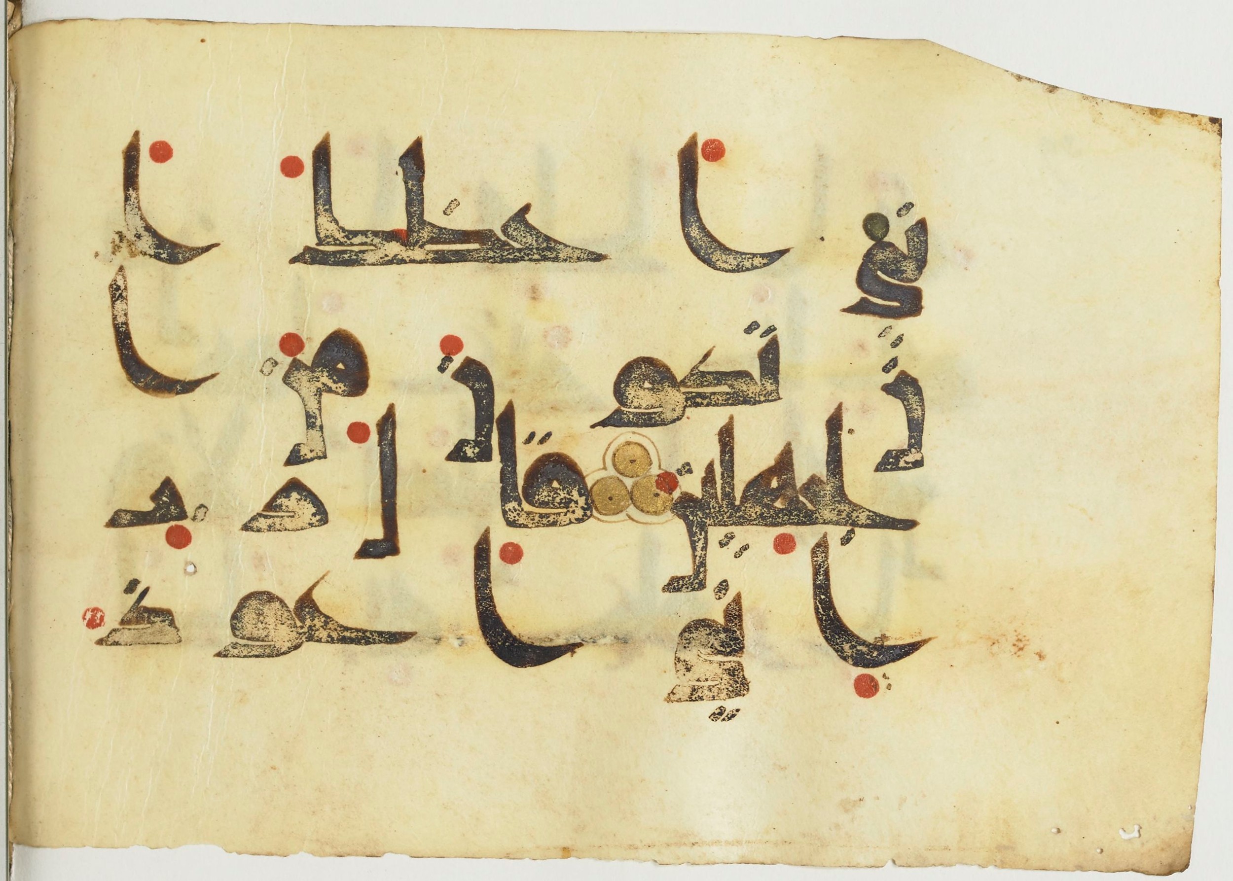 Paris, Bibliothèque nationale de France, Arabe 365 (a) (Scan 3), in Kūfī D.I / D.III script, showing Surah 11:46 from Mid 8th to Late 9th Century AD found in Fustat (Old Cairo), Egypt, currently housed at Bibliothèque nationale de France, Paris