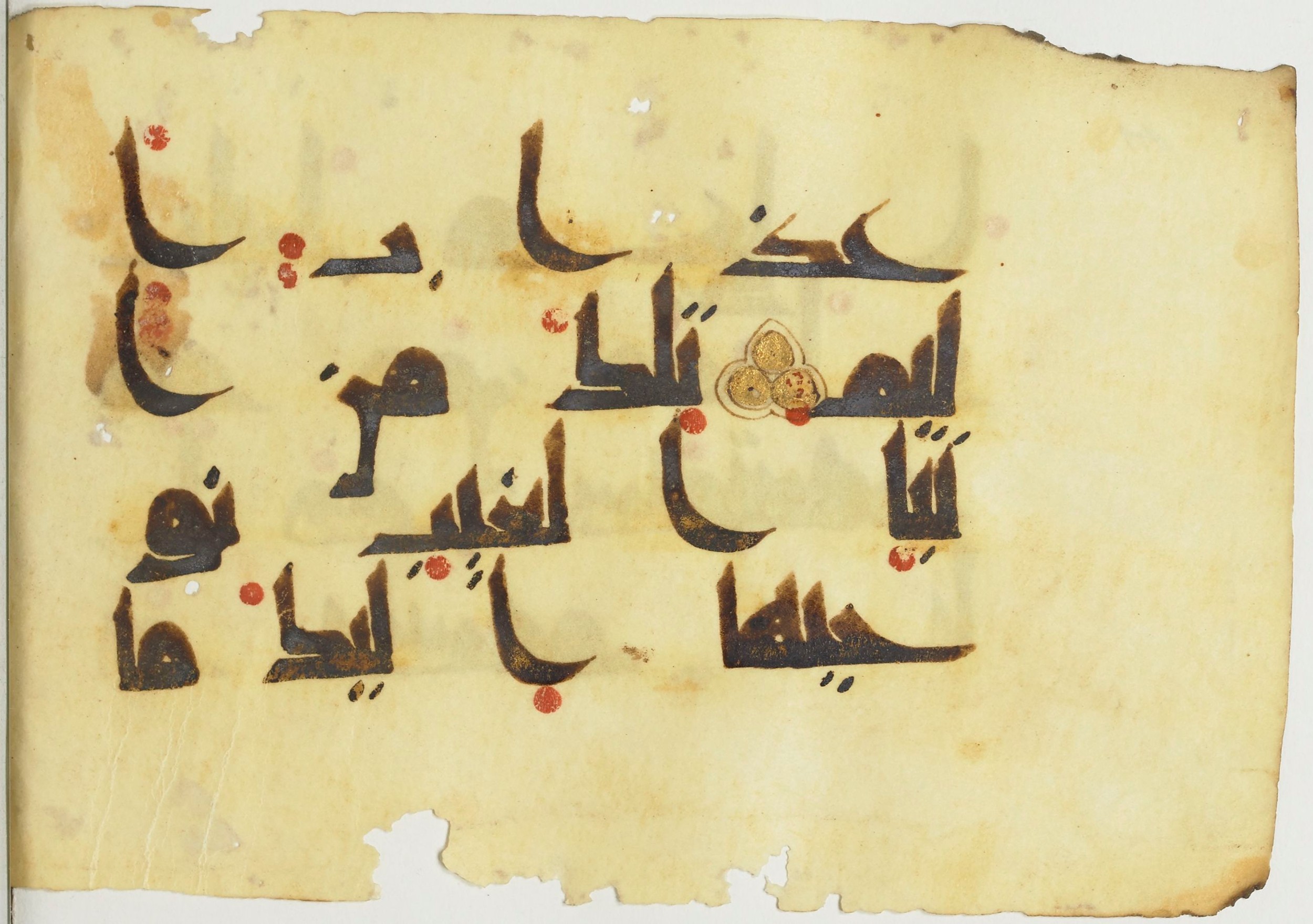 Paris, Bibliothèque nationale de France, Arabe 365 (a) (Scan 1), in Kūfī D.I / D.III script, showing Surah 11:49 from Mid 8th to Late 9th Century AD found in Fustat (Old Cairo), Egypt, currently housed at Bibliothèque nationale de France, Paris