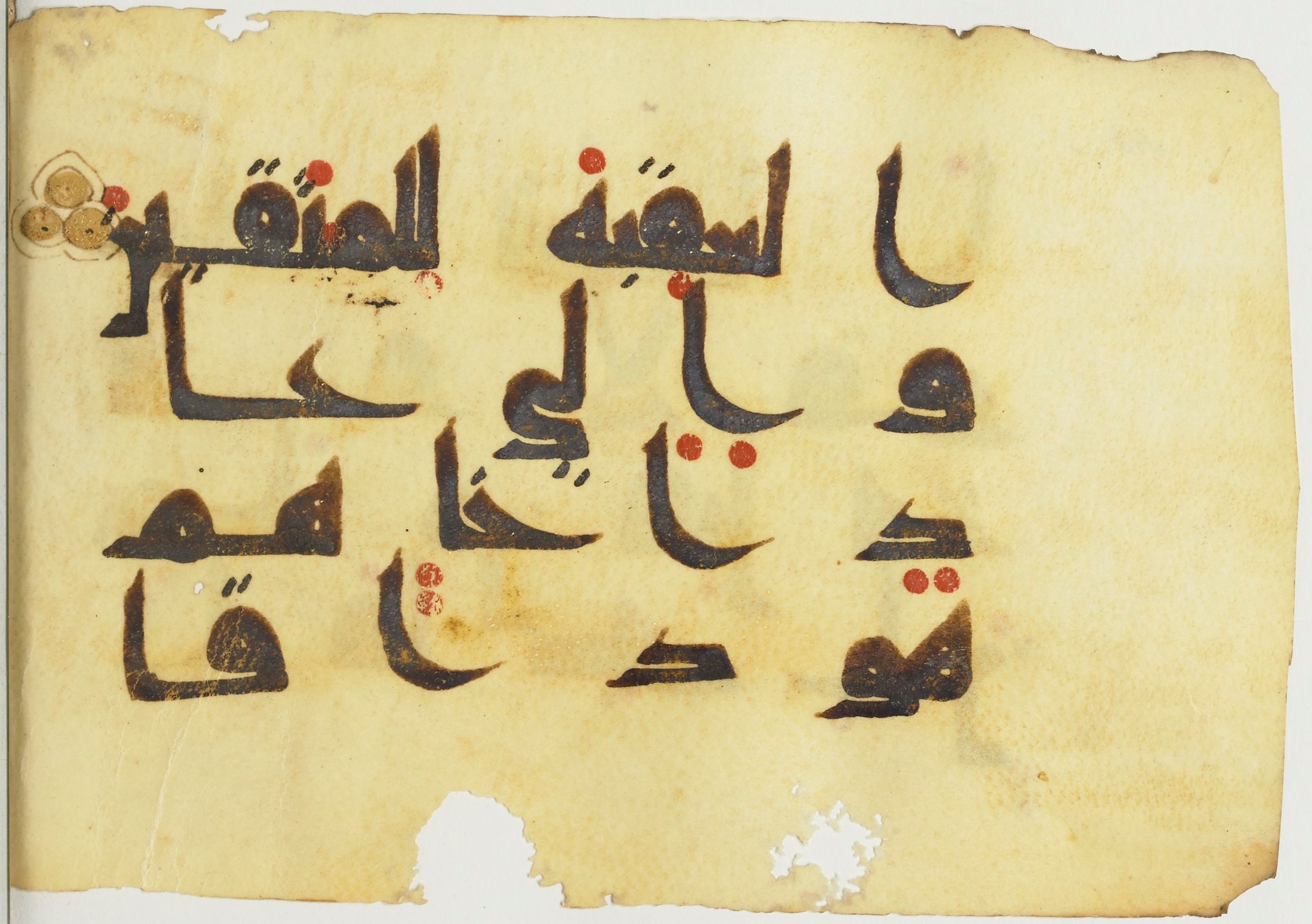 Paris, Bibliothèque nationale de France, Arabe 365 (a) (Scan 3), in Kūfī D.I / D.III script, showing Surah 11:49 from Mid 8th to Late 9th Century AD found in Fustat (Old Cairo), Egypt, currently housed at Bibliothèque nationale de France, Paris