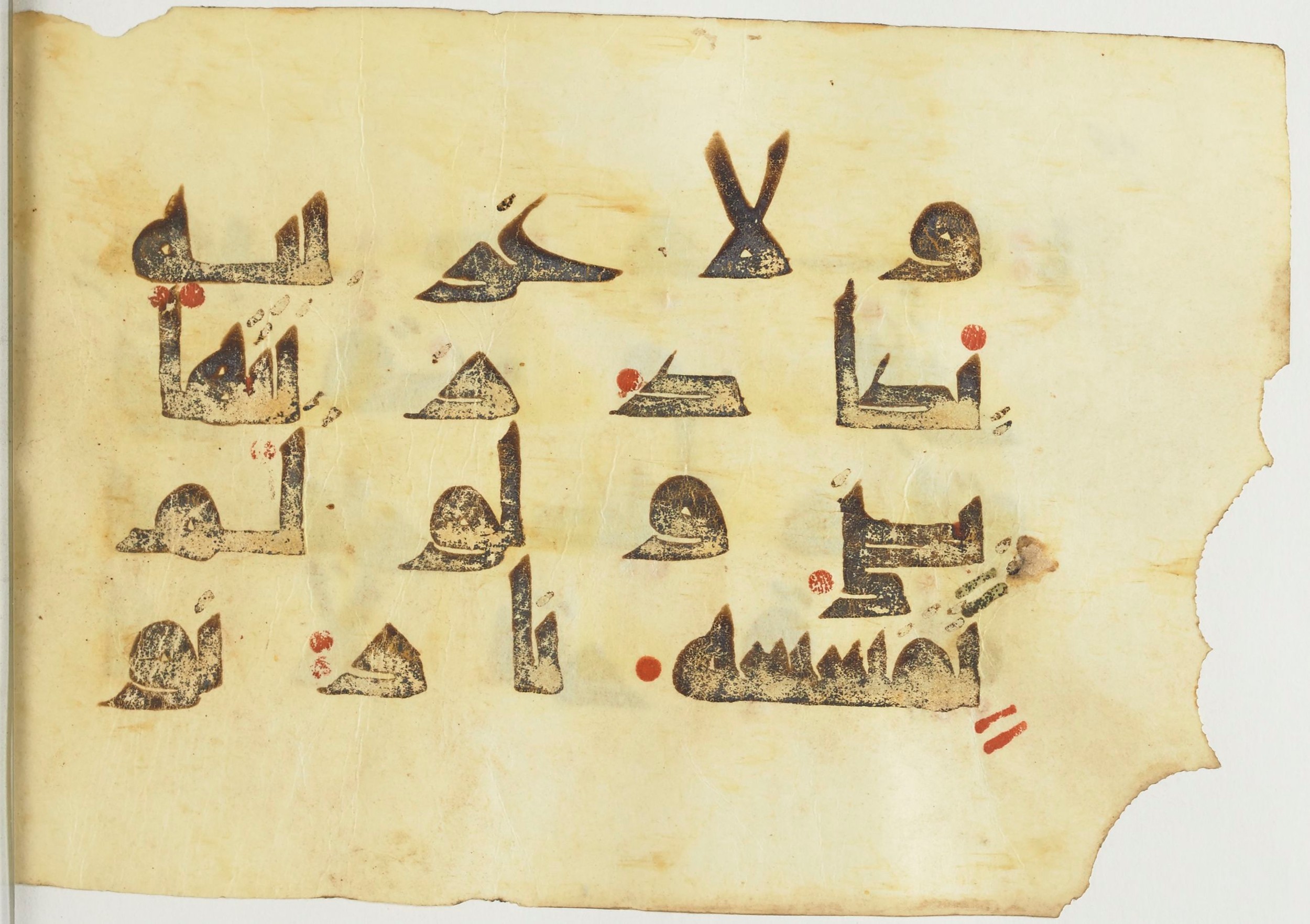 Paris, Bibliothèque nationale de France, Arabe 365 (a) (Scan 5), in Kūfī D.I / D.III script, showing Surah 24:35 from Mid 8th to Late 9th Century AD found in Fustat (Old Cairo), Egypt, currently housed at Bibliothèque nationale de France, Paris