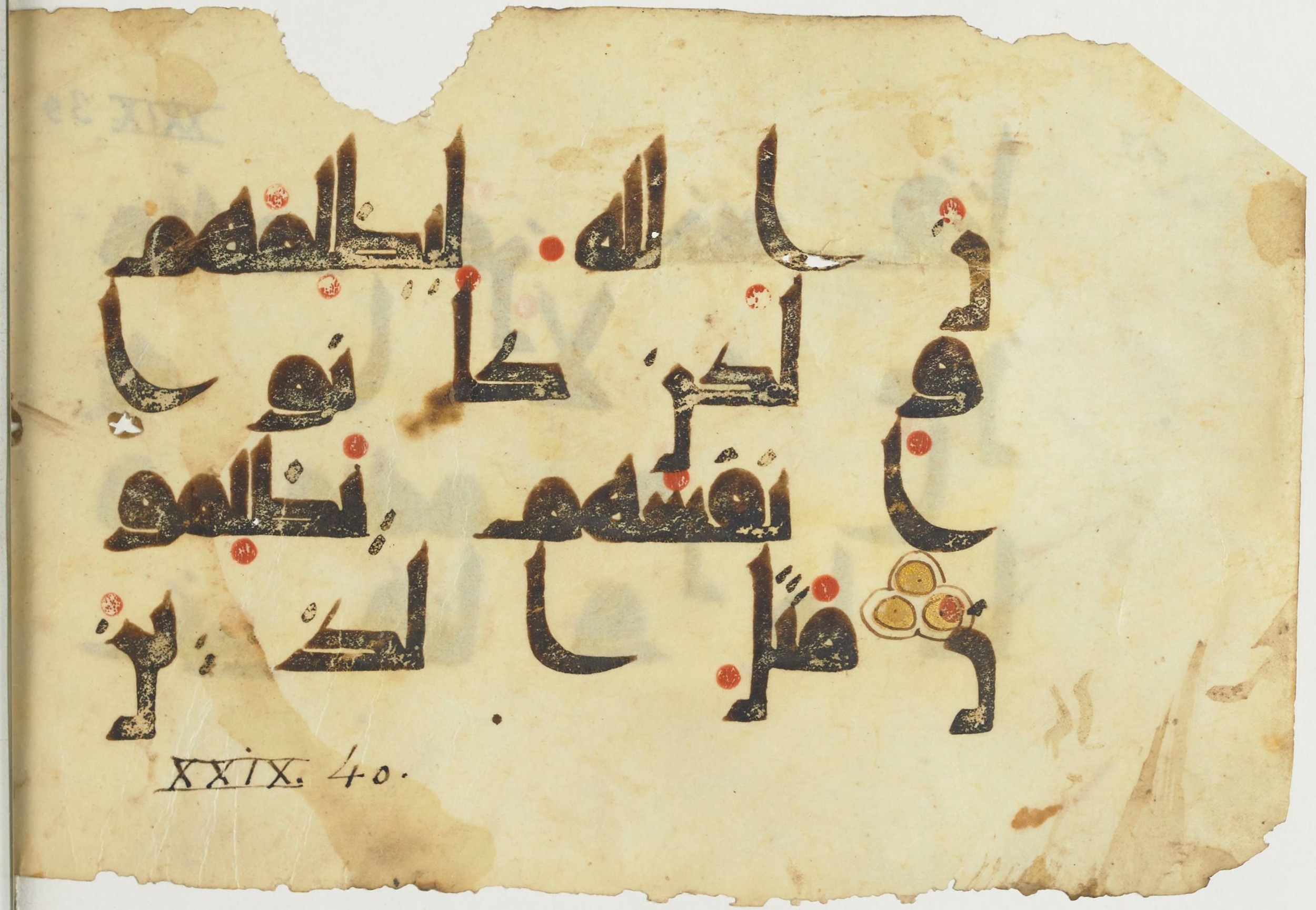 Paris, Bibliothèque nationale de France, Arabe 365 (a), in Kūfī D.I / D.III script, showing Surah 29:41 from Mid 8th to Late 9th Century AD found in Fustat (Old Cairo), Egypt, currently housed at Bibliothèque nationale de France, Paris