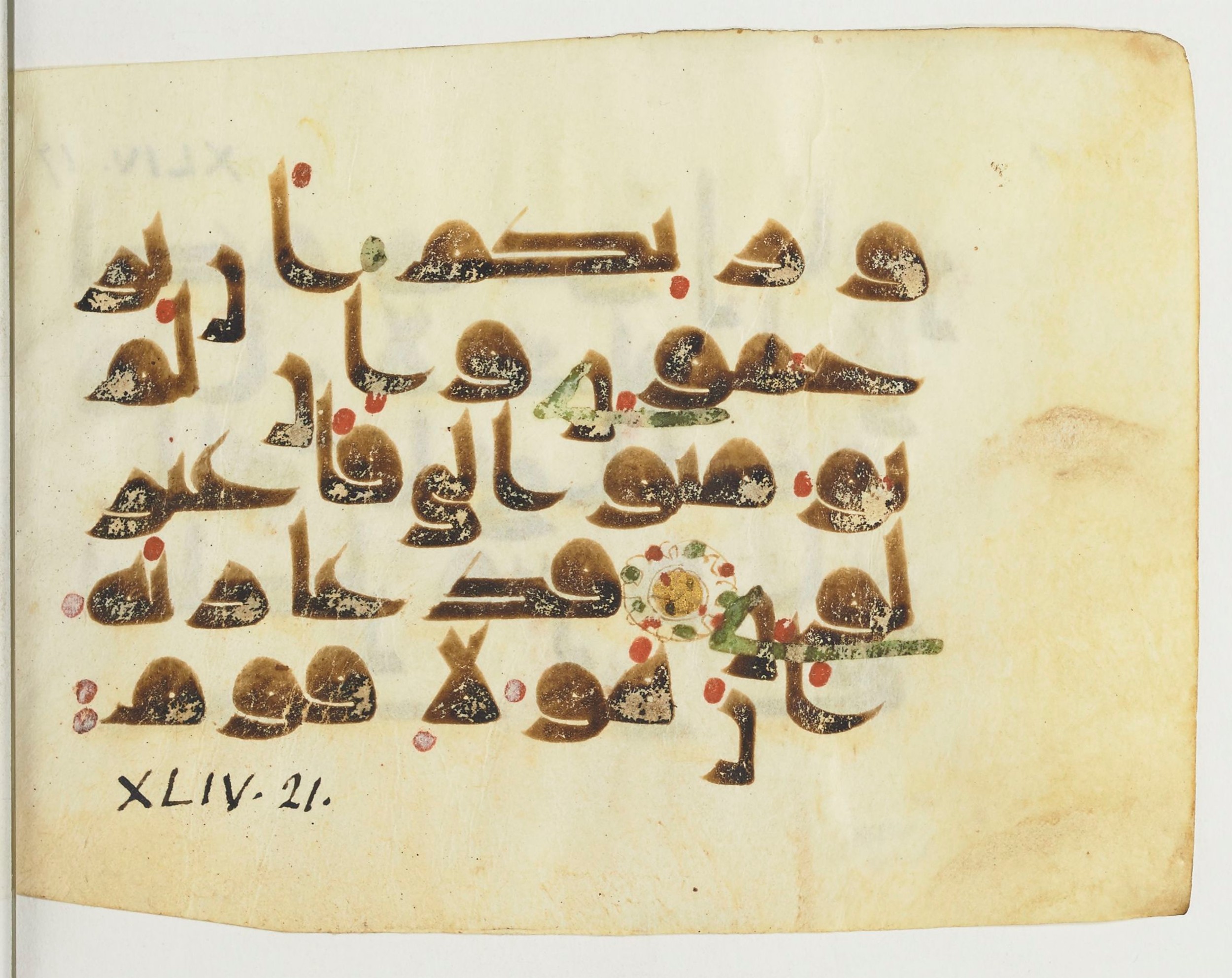 Paris, Bibliothèque nationale de France, Arabe 365 (b), in Kufic D.I script, showing Surah 44:21 from Mid-8th to Late 9th Century AD found in Fustat (Old Cairo), Egypt, currently housed at Bibliothèque nationale de France, Paris