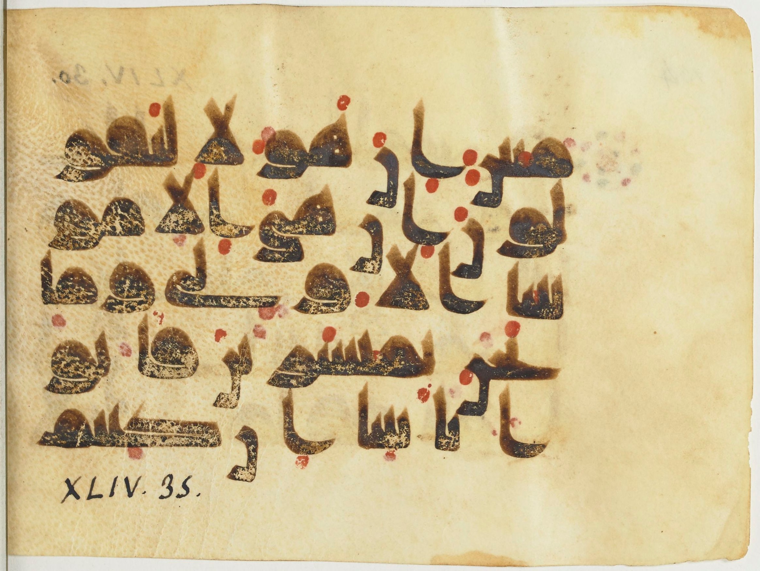 Paris, Bibliothèque nationale de France, Arabe 365 (b) (Scan 2), in Kufic D.I script, showing Surah 44:33 from Mid-8th to Late 9th Century AD found in Fustat (Old Cairo), Egypt, currently housed at Bibliothèque nationale de France, Paris
