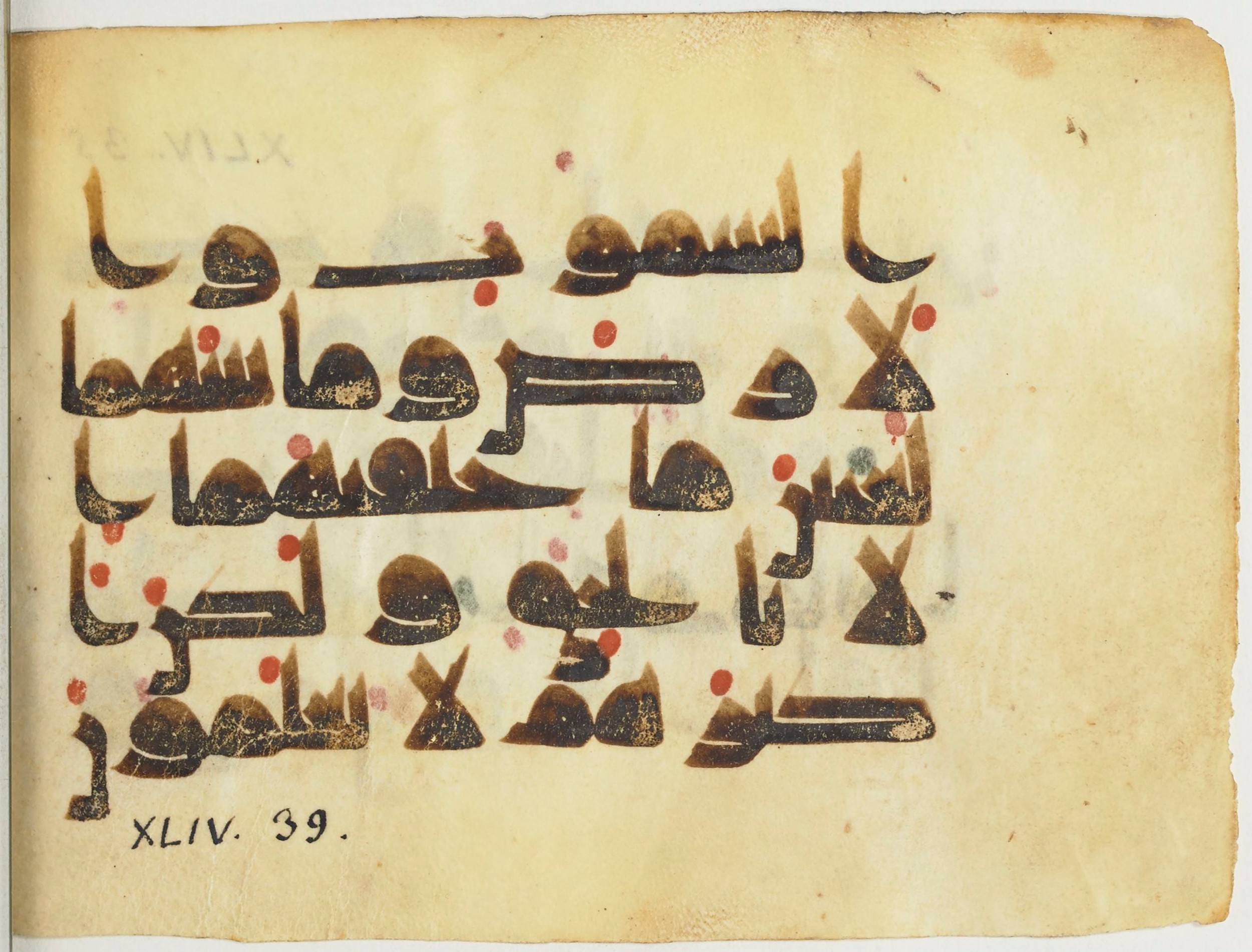 Paris, Bibliothèque nationale de France, Arabe 365 (b), in Kufic D.I script, showing Surah 44:39 from Mid-8th to Late 9th Century AD found in Fustat (Old Cairo), Egypt, currently housed at Bibliothèque nationale de France, Paris