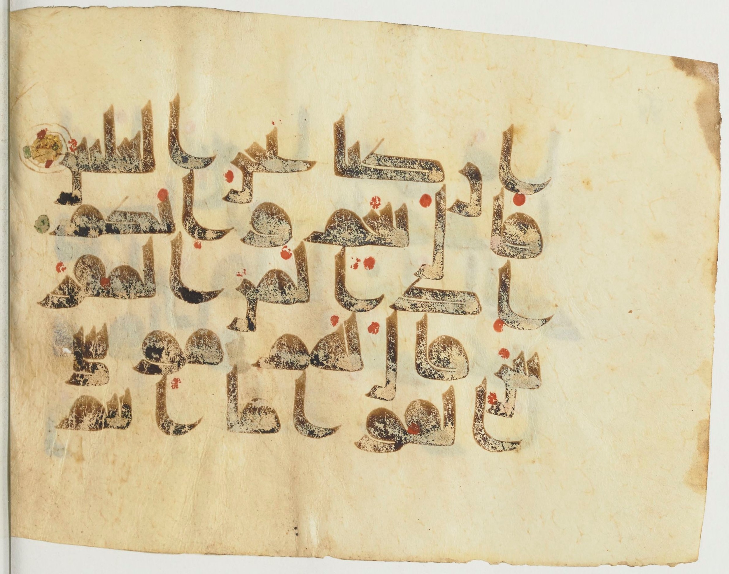 Paris, Bibliothèque nationale de France, Arabe 365 (b) (Scan 2), in Kufic D.I script, showing Surah 26:41 from Mid-8th to Late 9th Century AD found in Fustat (Old Cairo), Egypt, currently housed at Bibliothèque nationale de France, Paris