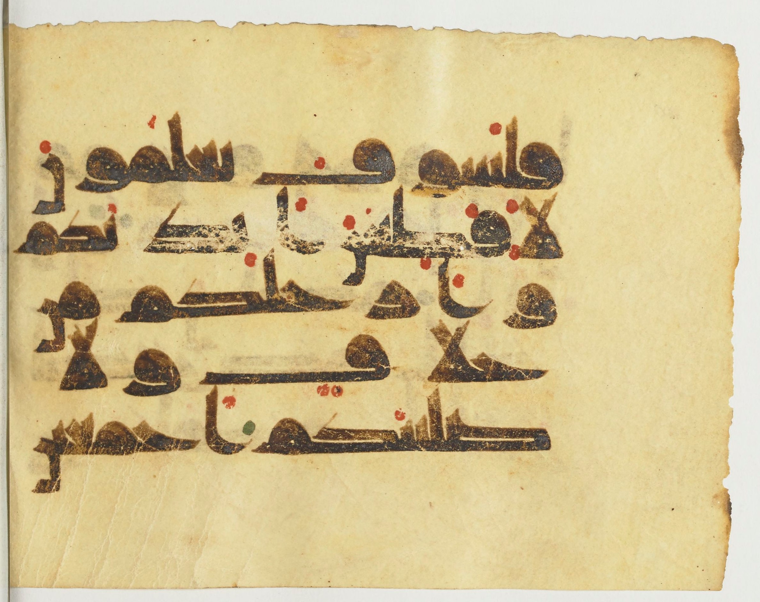 Paris, Bibliothèque nationale de France, Arabe 365 (b) (Scan 2), in Kufic D.I script, showing Surah 26:49 from Mid-8th to Late 9th Century AD found in Fustat (Old Cairo), Egypt, currently housed at Bibliothèque nationale de France, Paris