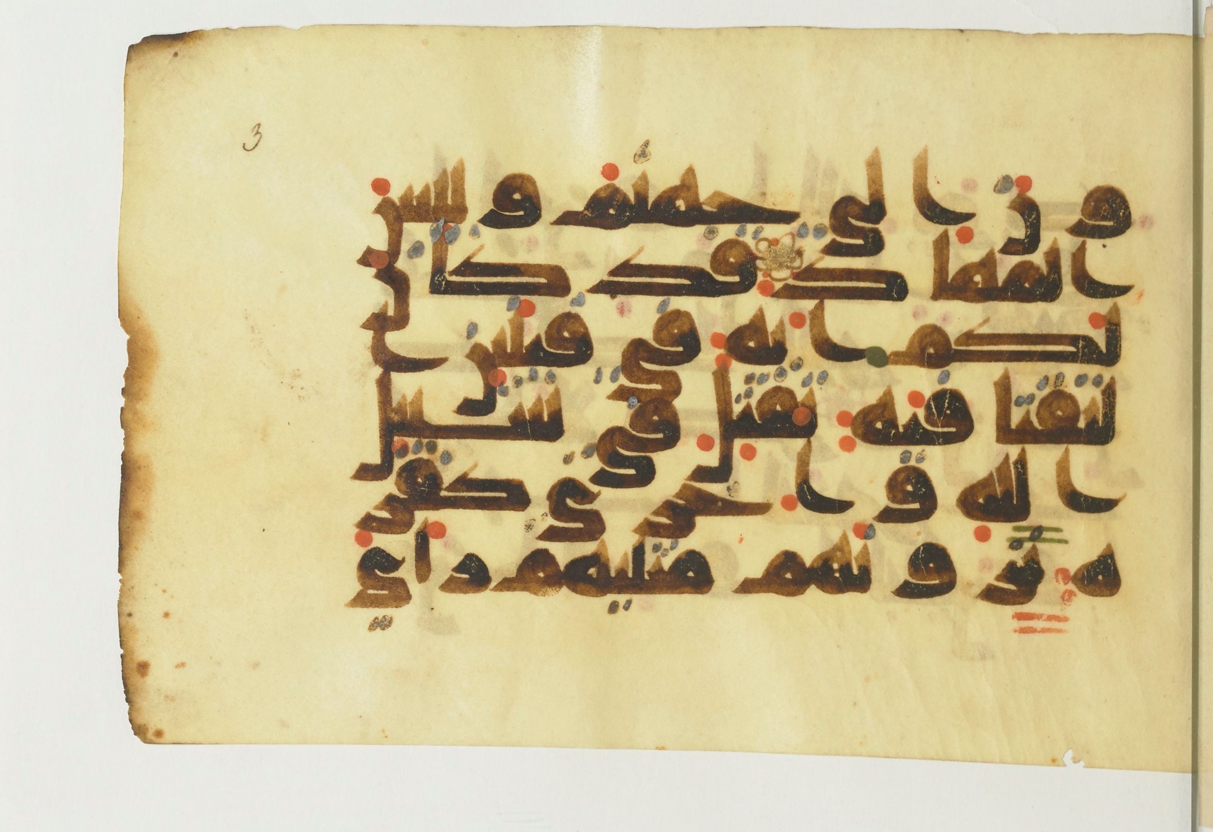 Paris, Bibliothèque nationale de France, Arabe 366 (a) (Scan 2), in kūfī Group D script, showing Surah 3:12 from Mid 8th to Late 10th Century AD found in Fustat (Old Cairo), Egypt, currently housed at Bibliothèque nationale de France, Paris