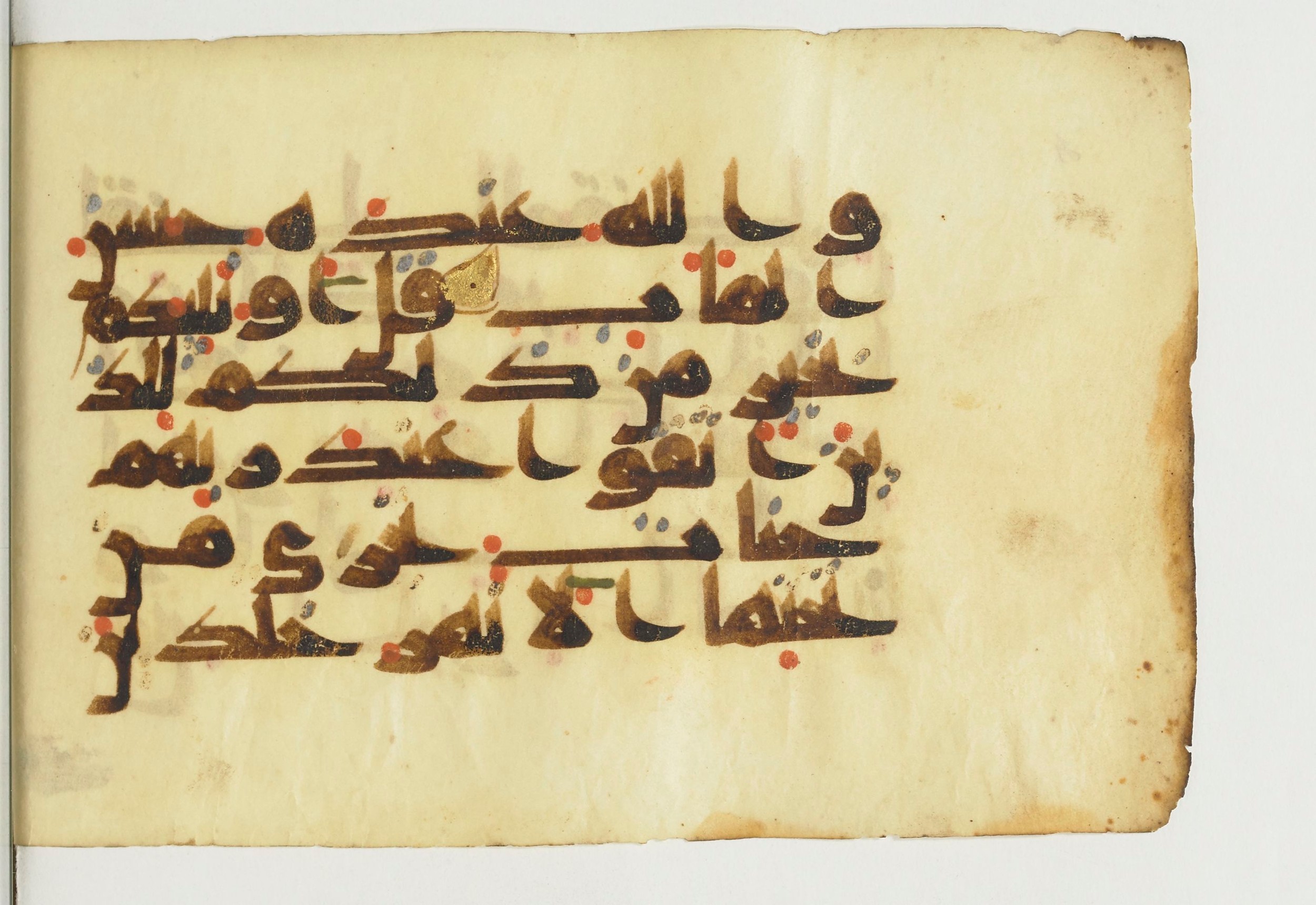 Paris, Bibliothèque nationale de France, Arabe 366 (a) (Scan 3), in kūfī Group D script, showing Surah 3:14 from Mid 8th to Late 10th Century AD found in Fustat (Old Cairo), Egypt, currently housed at Bibliothèque nationale de France, Paris