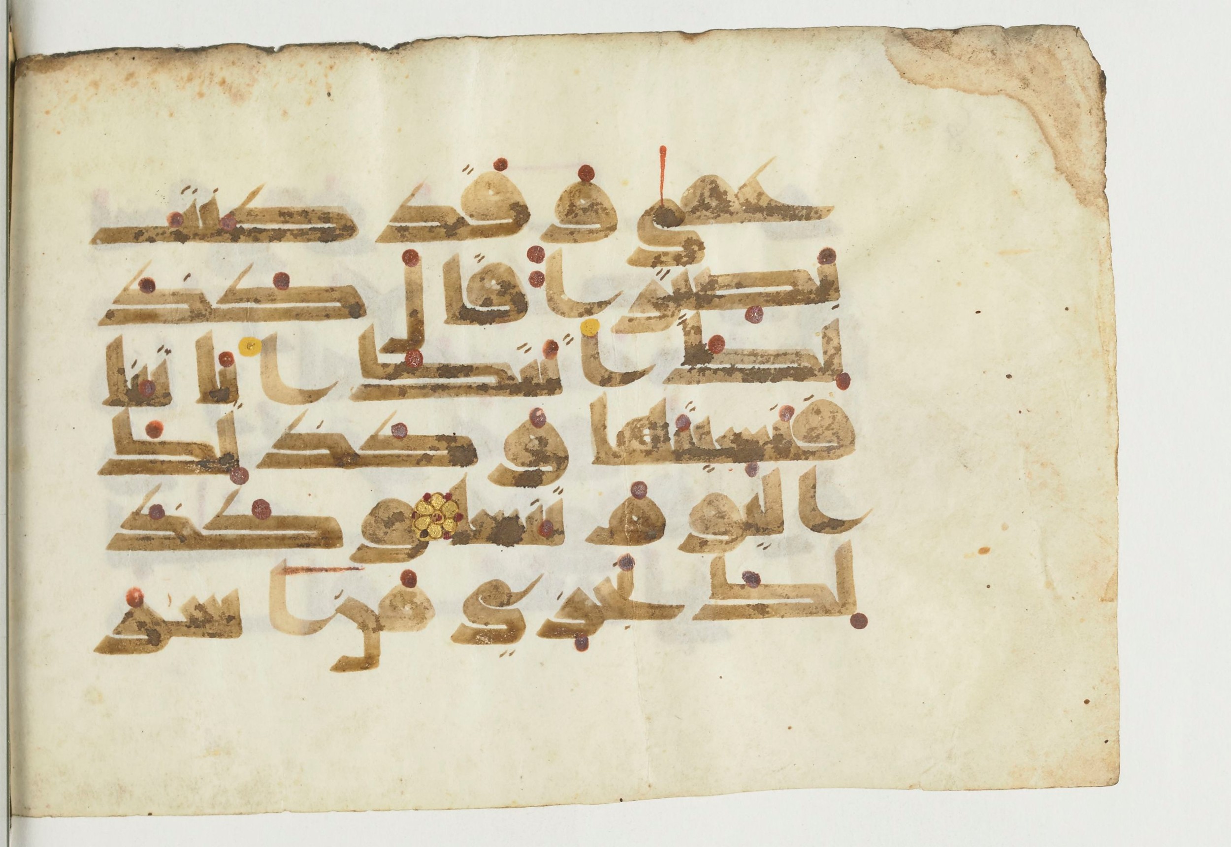 Paris, Bibliothèque nationale de France, Arabe 366 (b) (Scan 2), in Kufic D.I script, showing Surah 20:125 from Mid 8th to Late 10th Century AD found in Fustat (Old Cairo), Egypt, currently housed at Bibliothèque nationale de France, Paris