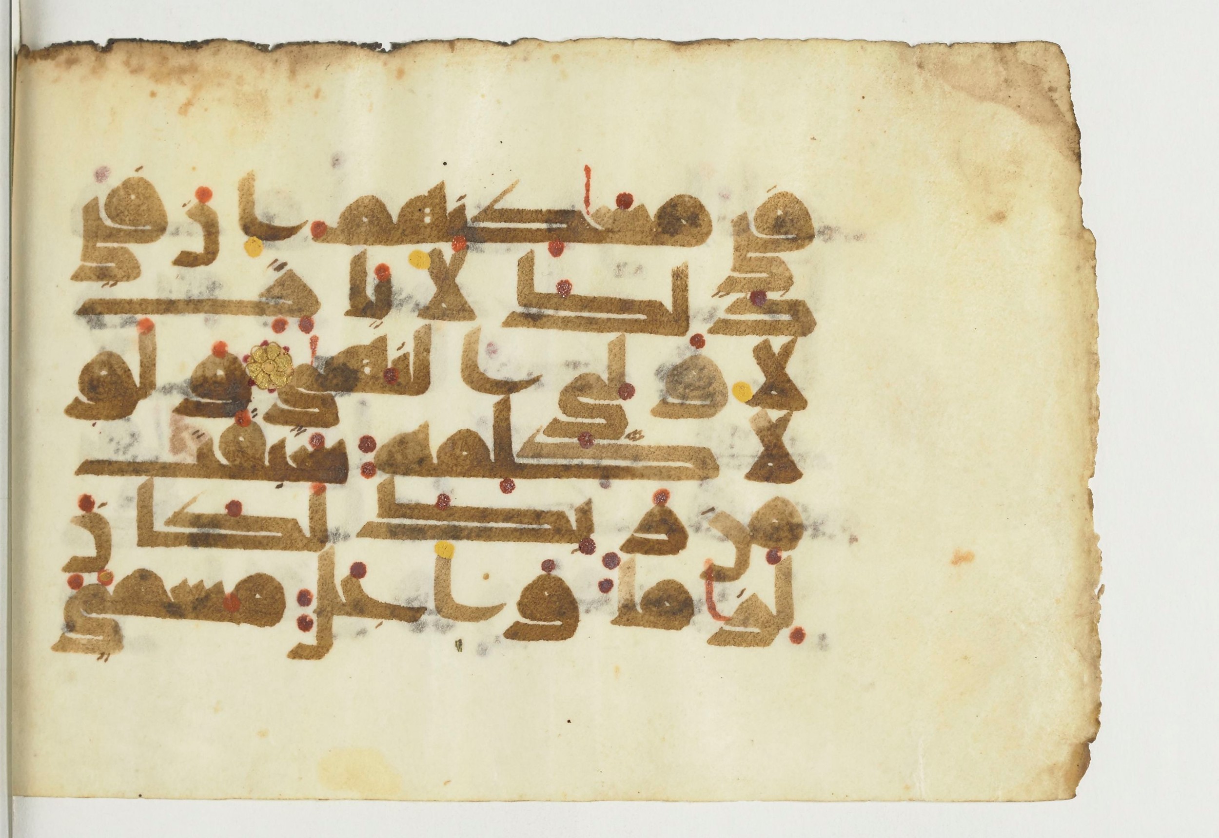 Paris, Bibliothèque nationale de France, Arabe 366 (b), in Kufic D.I script, showing Surah 20:129 from Mid 8th to Late 10th Century AD found in Fustat (Old Cairo), Egypt, currently housed at Bibliothèque nationale de France, Paris
