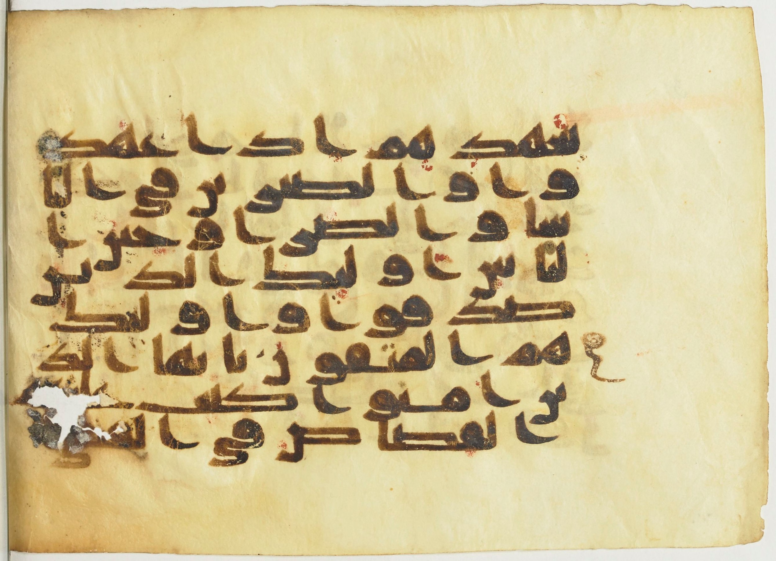 BnF Arabe 366 (d) (Scan 3), in Kufic (Group D) script, showing Surah 2:177 from Mid 8th to Late 10th Century AD found in Fustat (Old Cairo), Egypt, currently housed at Bibliothèque nationale de France, Paris