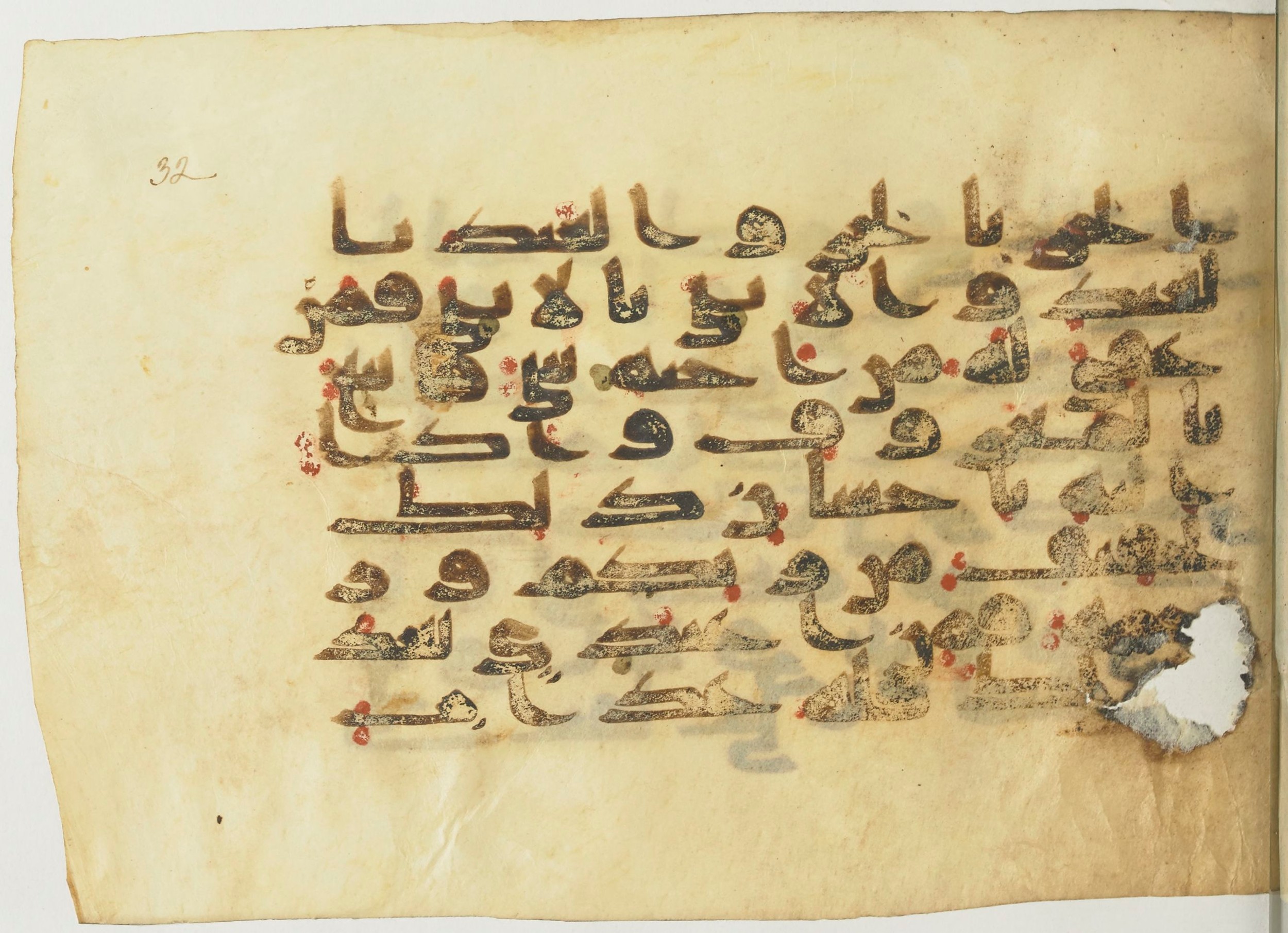 BnF Arabe 366 (d) (Scan 2), in Kufic (Group D) script, showing Surah 2:178 from Mid 8th to Late 10th Century AD found in Fustat (Old Cairo), Egypt, currently housed at Bibliothèque nationale de France, Paris