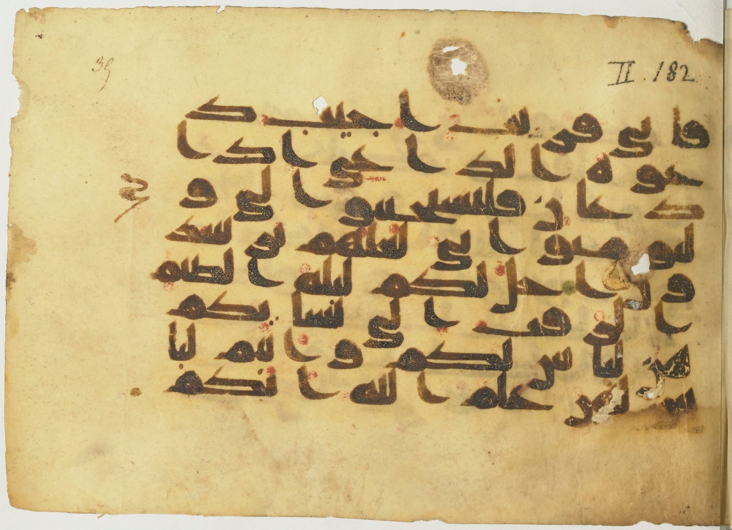 BnF Arabe 366 (d) (Scan 1), in Kufic (Group D) script, showing Surah 2:187 from Mid 8th to Late 10th Century AD found in Fustat (Old Cairo), Egypt, currently housed at Bibliothèque nationale de France, Paris
