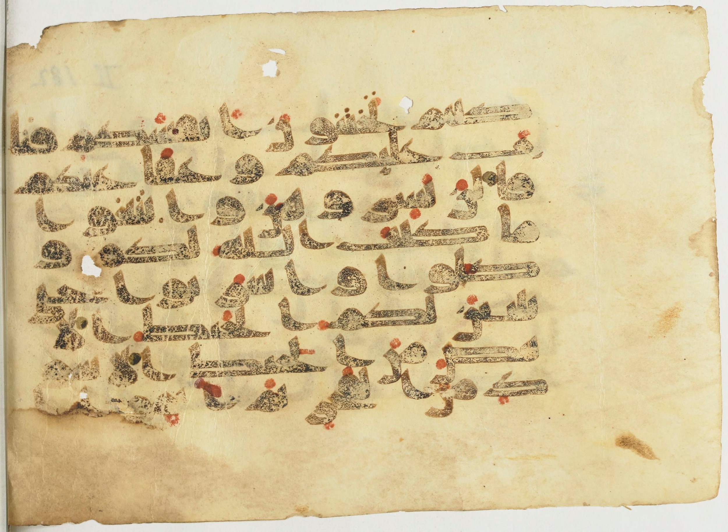 BnF Arabe 366 (d) (Scan 2), in Kufic (Group D) script, showing Surah 2:187 from Mid 8th to Late 10th Century AD found in Fustat (Old Cairo), Egypt, currently housed at Bibliothèque nationale de France, Paris