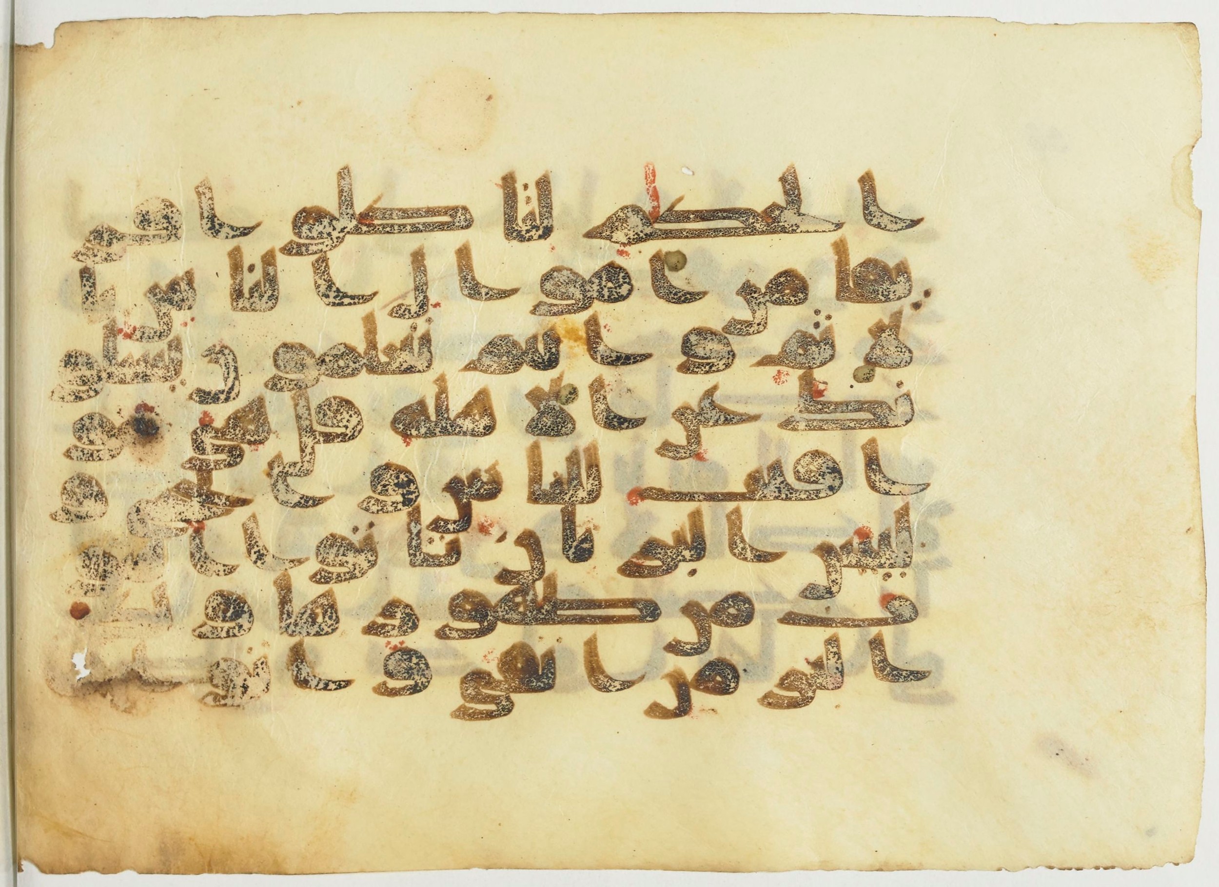 BnF Arabe 366 (d) (Scan 1), in Kufic (Group D) script, showing Surah 2:189 from Mid 8th to Late 10th Century AD found in Fustat (Old Cairo), Egypt, currently housed at Bibliothèque nationale de France, Paris