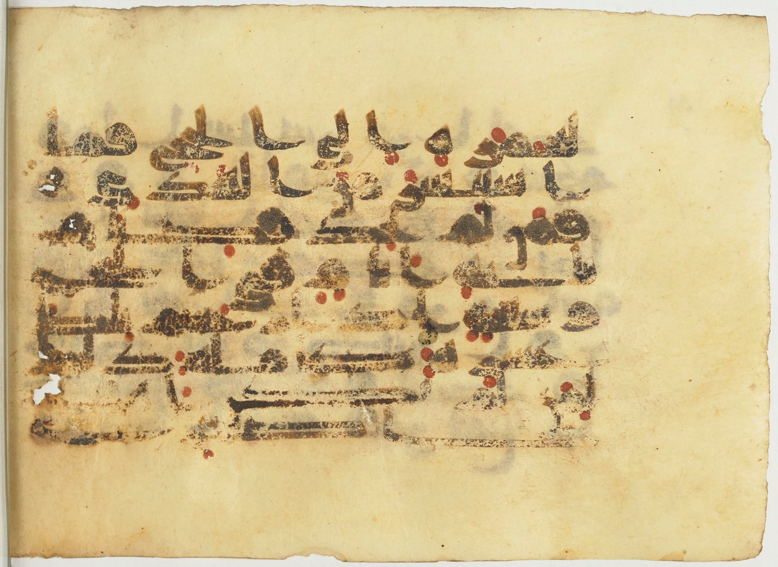 BnF Arabe 366 (d) (Scan 3), in Kufic (Group D) script, showing Surah 2:196 from Mid 8th to Late 10th Century AD found in Fustat (Old Cairo), Egypt, currently housed at Bibliothèque nationale de France, Paris
