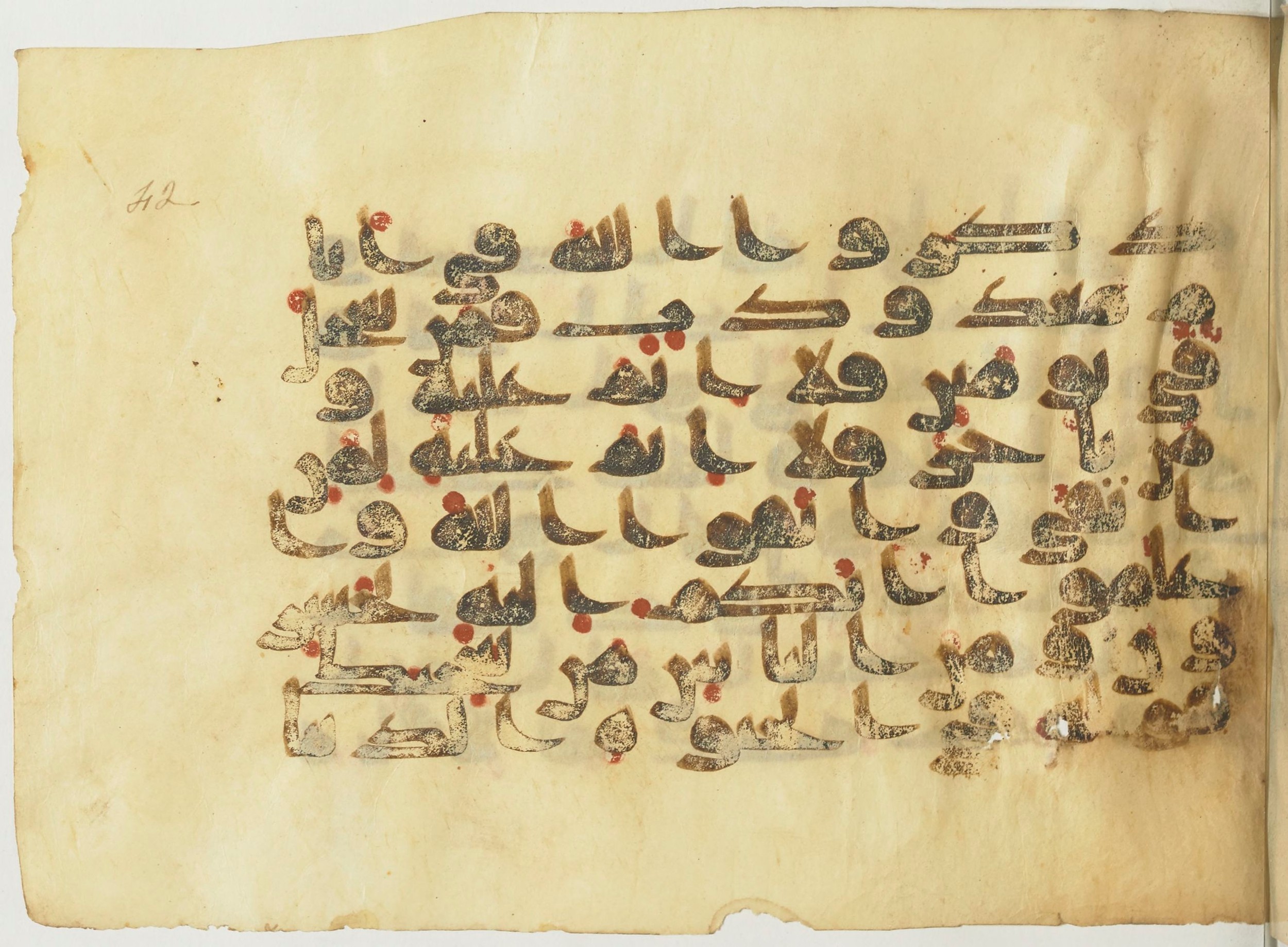 BnF Arabe 366 (d) (Scan 2), in Kufic (Group D) script, showing Surah 2:203 from Mid 8th to Late 10th Century AD found in Fustat (Old Cairo), Egypt, currently housed at Bibliothèque nationale de France, Paris