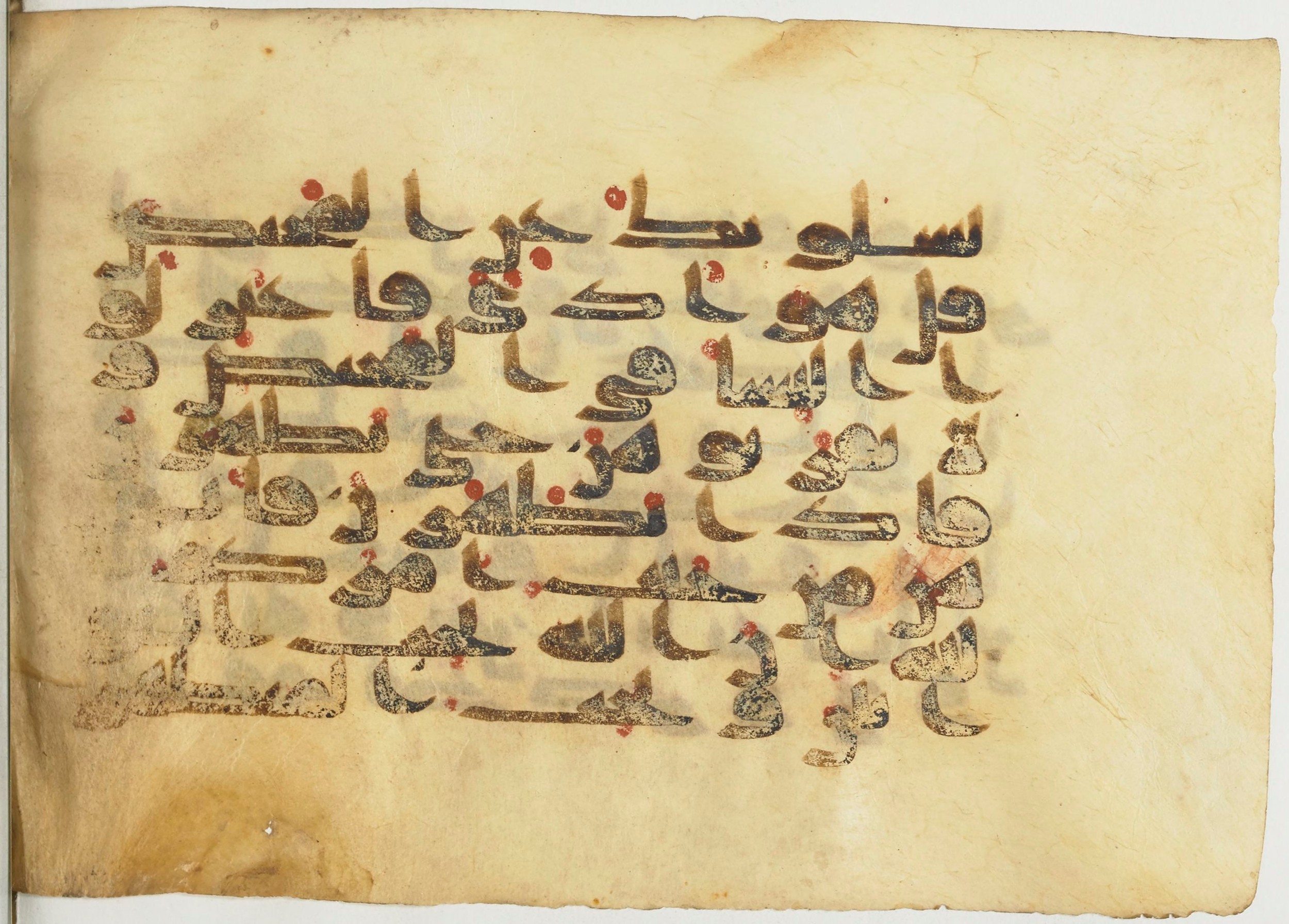BnF Arabe 366 (d) (Scan 2), in Kufic (Group D) script, showing Surah 2:222 from Mid 8th to Late 10th Century AD found in Fustat (Old Cairo), Egypt, currently housed at Bibliothèque nationale de France, Paris