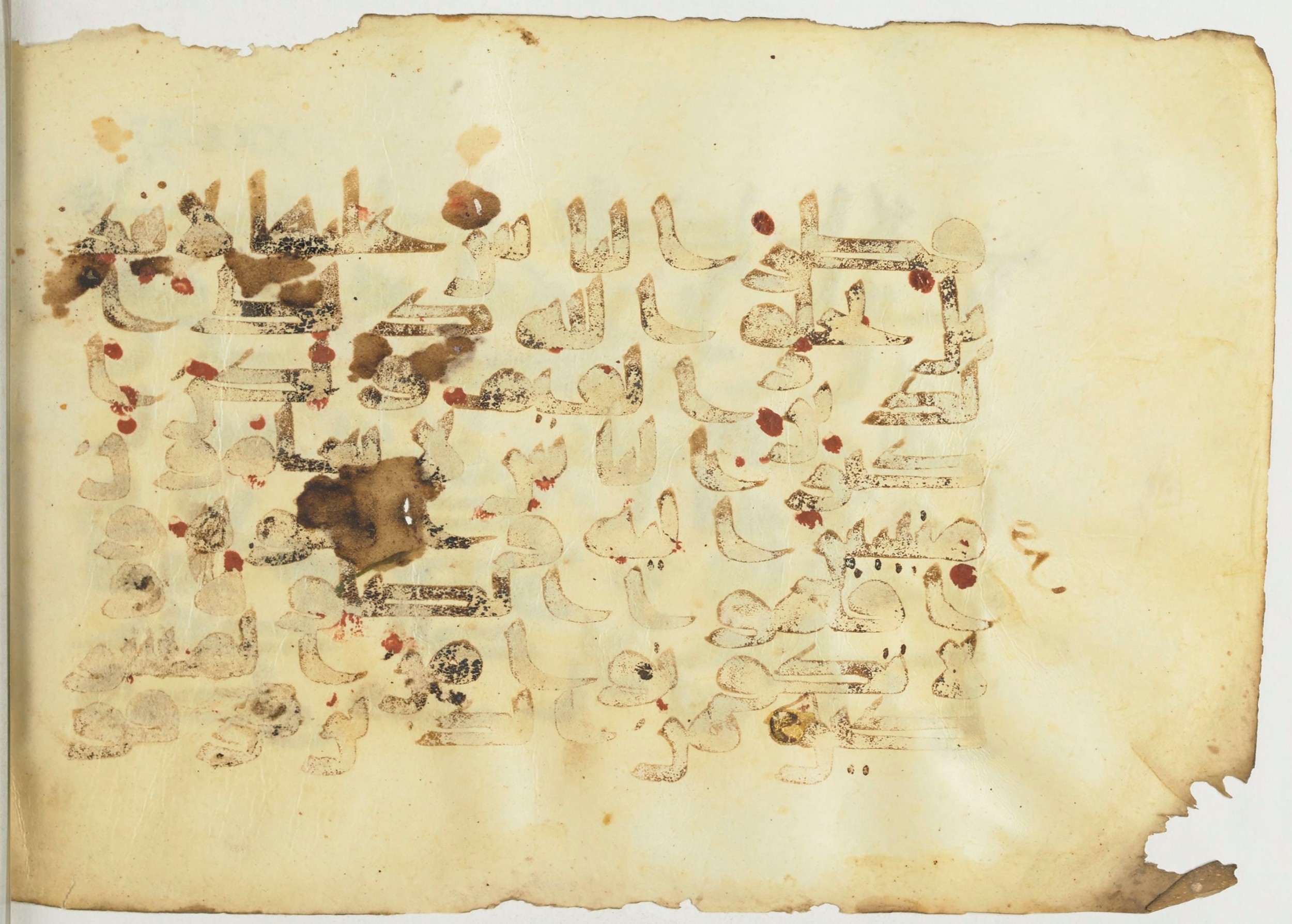 BnF Arabe 366 (d) (Scan 1), in Kufic (Group D) script, showing Surah 30:32 from Mid 8th to Late 10th Century AD found in Fustat (Old Cairo), Egypt, currently housed at Bibliothèque nationale de France, Paris