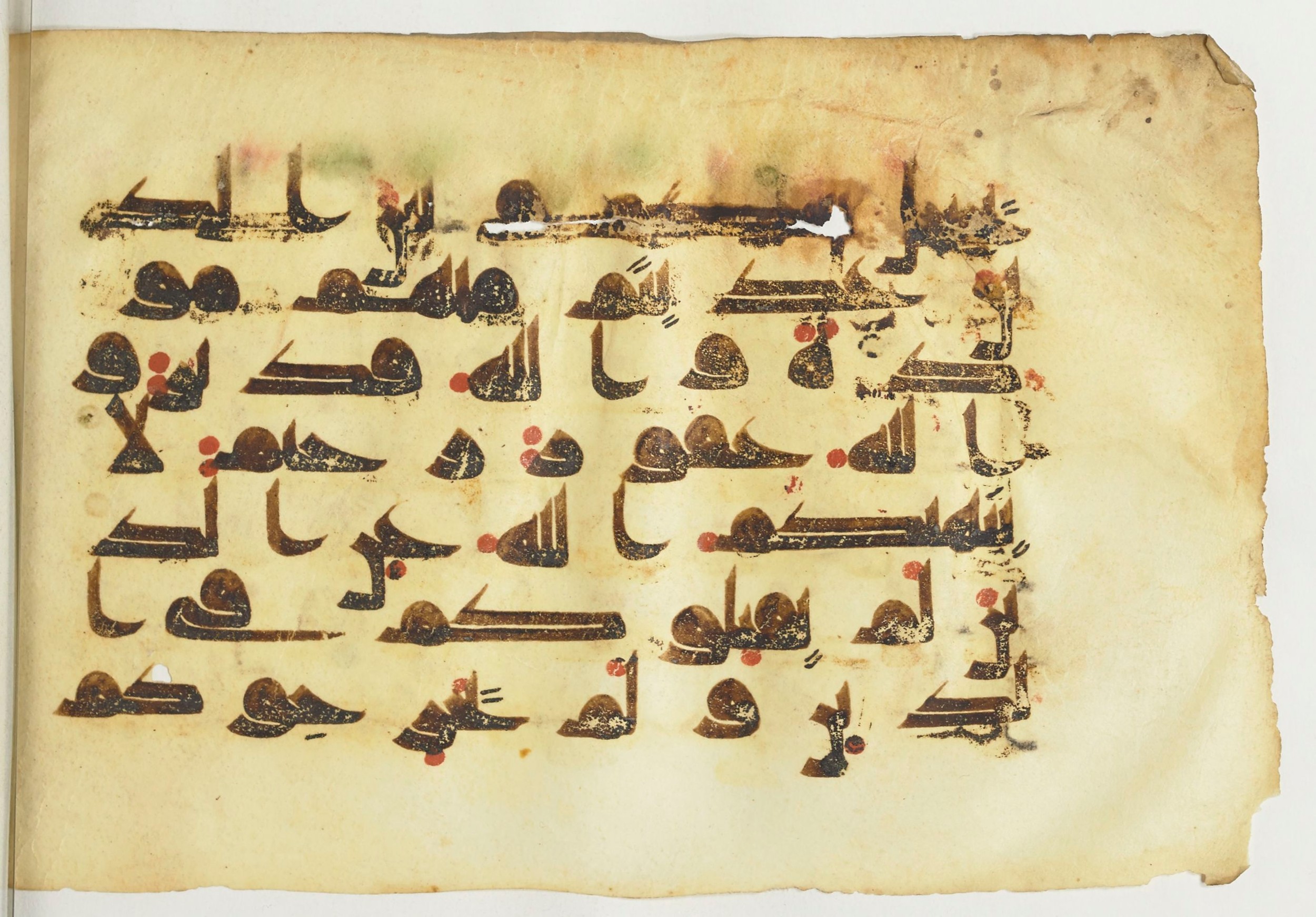 Paris, Bibliothèque nationale de France, Arabe 366 (f) (Scan 2), in Kūfī D.I script, showing Surah 60:7 from Mid-8th to Late 10th Century AD found in al-Fusṭāṭ (Old Cairo), Egypt, currently housed at Bibliothèque nationale de France, Paris