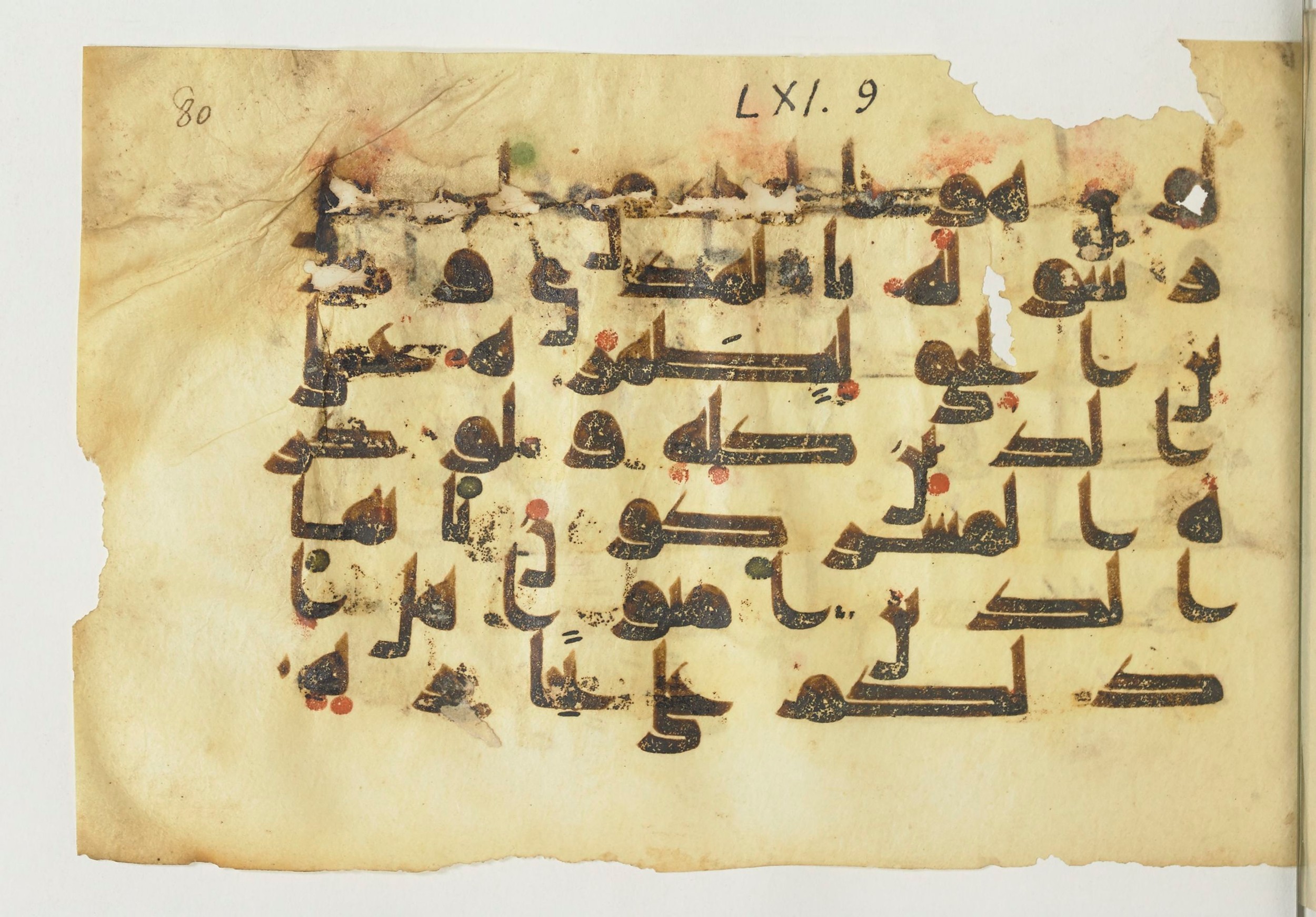 Paris, Bibliothèque nationale de France, Arabe 366 (f), in Kūfī D.I script, showing Surah 61:9 from Mid-8th to Late 10th Century AD found in al-Fusṭāṭ (Old Cairo), Egypt, currently housed at Bibliothèque nationale de France, Paris