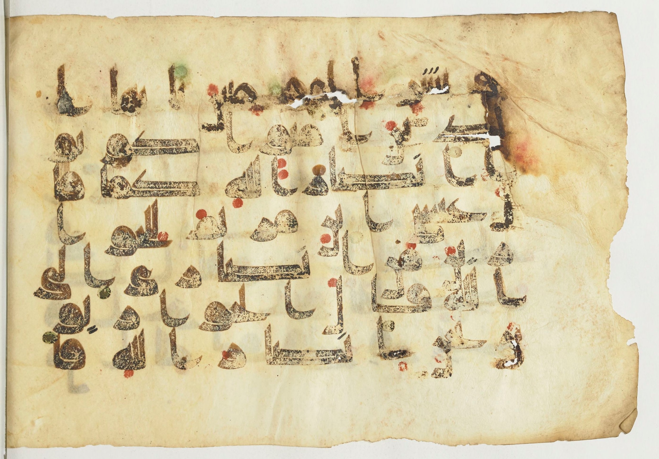 Paris, Bibliothèque nationale de France, Arabe 366 (f) (Scan 2), in Kūfī D.I script, showing Surah 61:13 from Mid-8th to Late 10th Century AD found in al-Fusṭāṭ (Old Cairo), Egypt, currently housed at Bibliothèque nationale de France, Paris