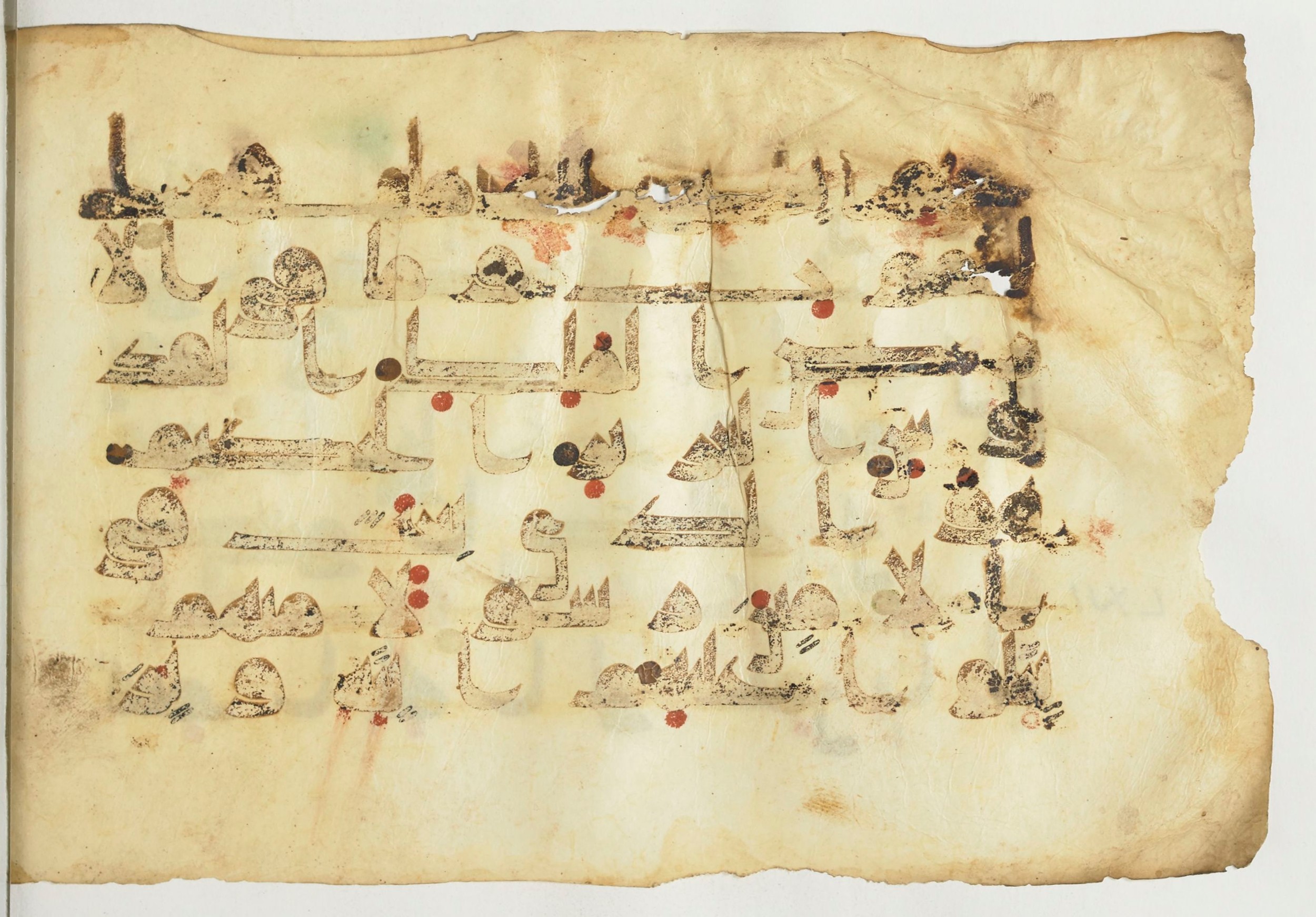 Paris, Bibliothèque nationale de France, Arabe 366 (f) (Scan 1), in Kūfī D.I script, showing Surah 62:2 from Mid-8th to Late 10th Century AD found in al-Fusṭāṭ (Old Cairo), Egypt, currently housed at Bibliothèque nationale de France, Paris