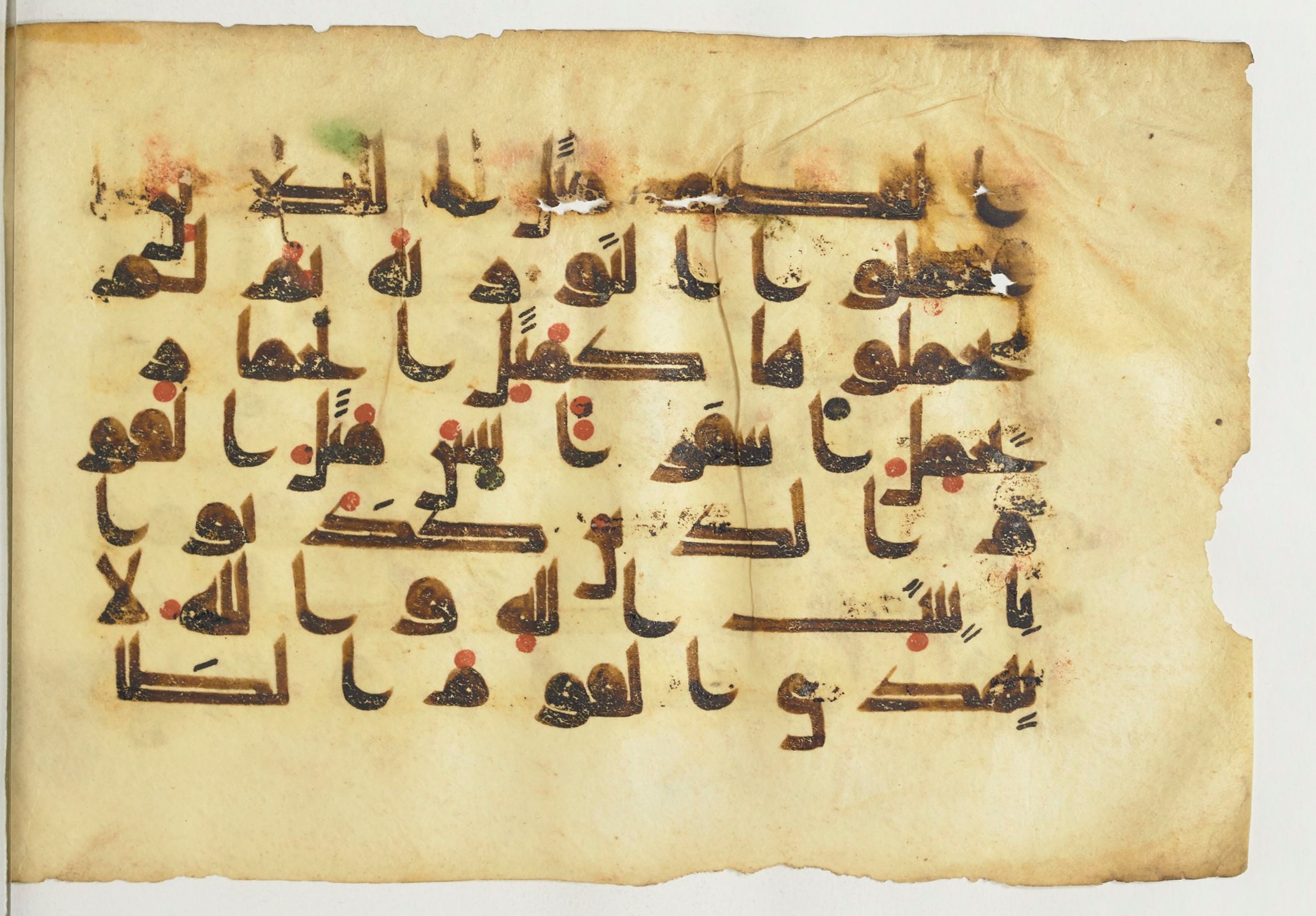 Paris, Bibliothèque nationale de France, Arabe 366 (f) (Scan 1), in Kūfī D.I script, showing Surah 62:5 from Mid-8th to Late 10th Century AD found in al-Fusṭāṭ (Old Cairo), Egypt, currently housed at Bibliothèque nationale de France, Paris