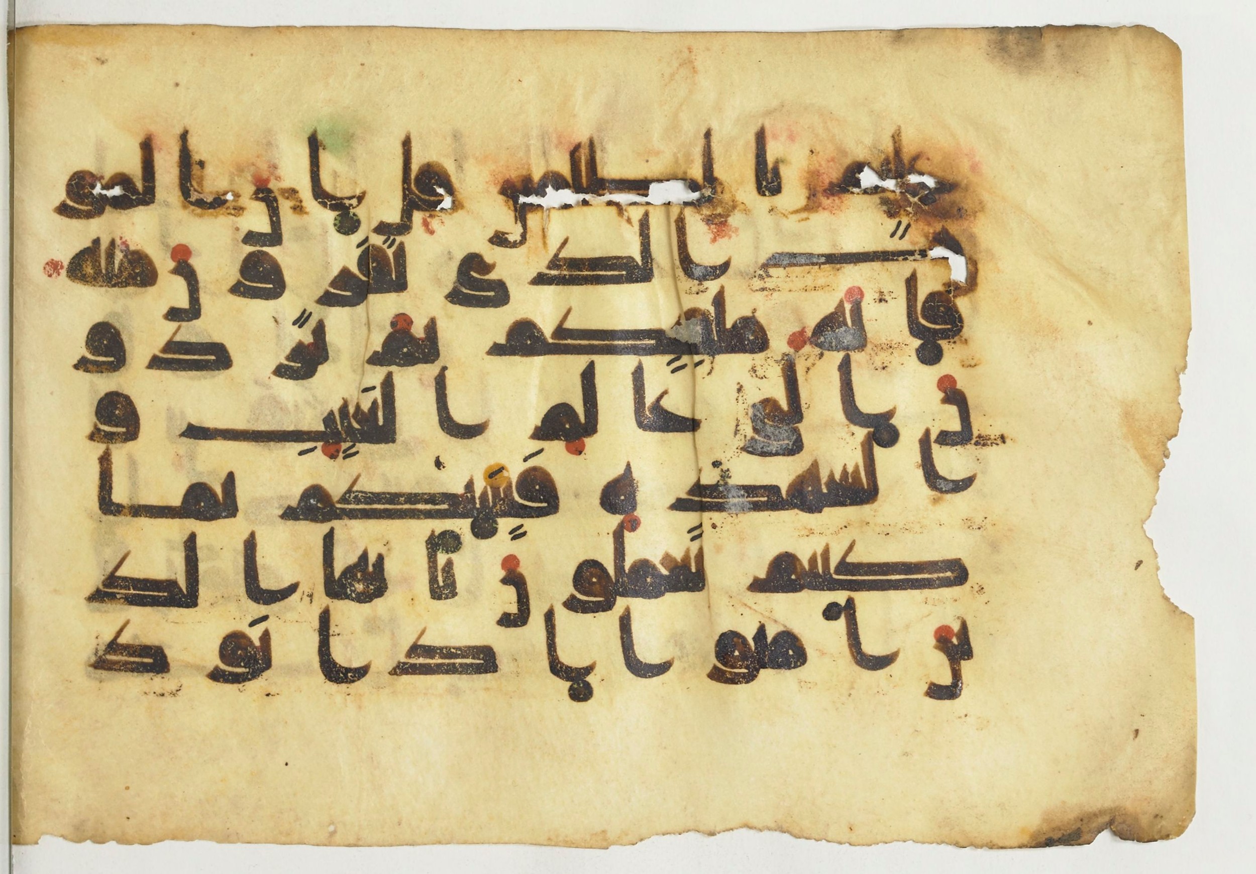 Paris, Bibliothèque nationale de France, Arabe 366 (f) (Scan 2), in Kūfī D.I script, showing Surah 62:7 from Mid-8th to Late 10th Century AD found in al-Fusṭāṭ (Old Cairo), Egypt, currently housed at Bibliothèque nationale de France, Paris