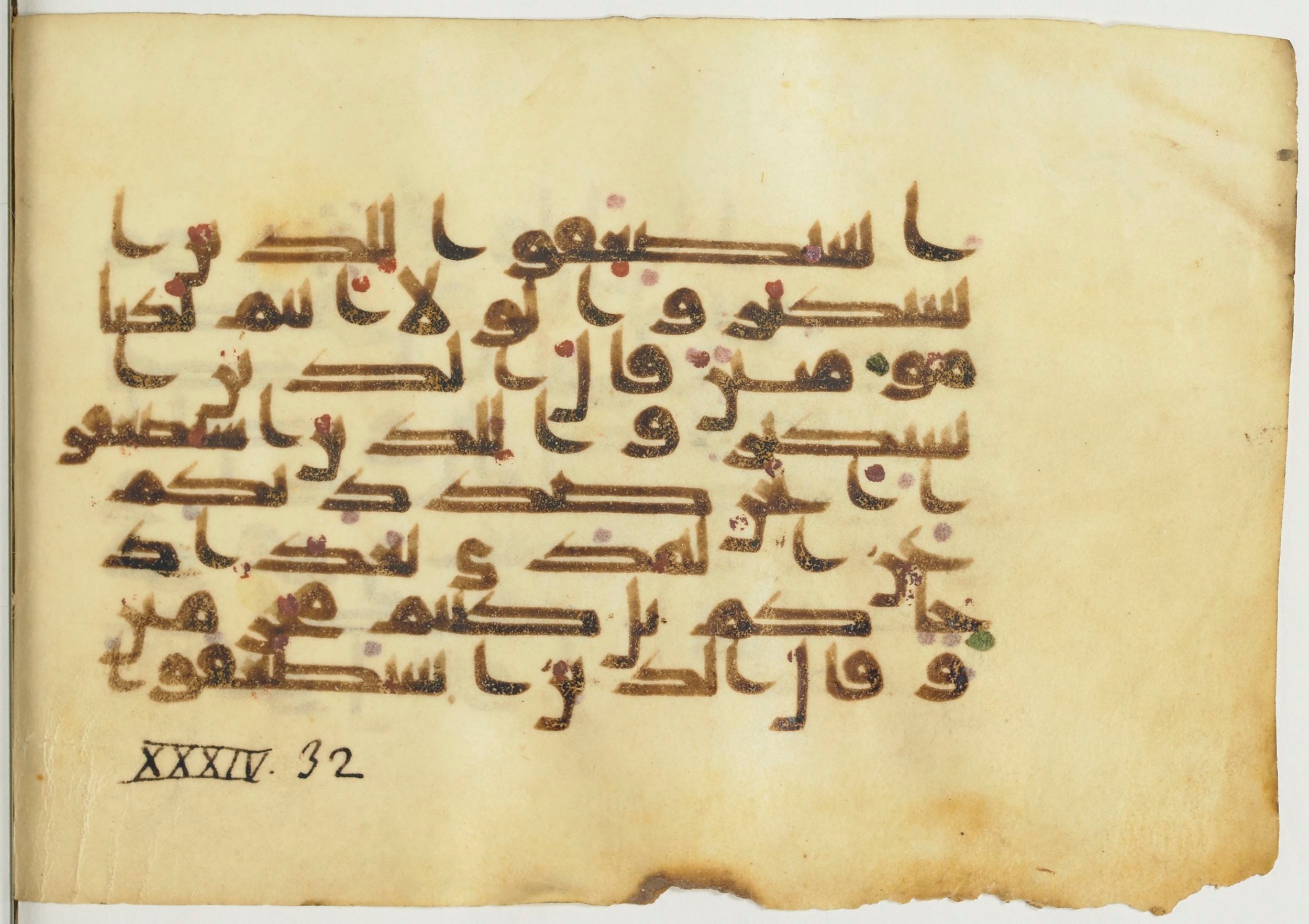 Paris, Bibliothèque nationale de France, Arabe 367 (a), in Kūfī Group D script, showing Surah 34:33 from Mid 8th to 10th Century AD found in Fustat (Old Cairo), Egypt, currently housed at Bibliothèque nationale de France, Paris