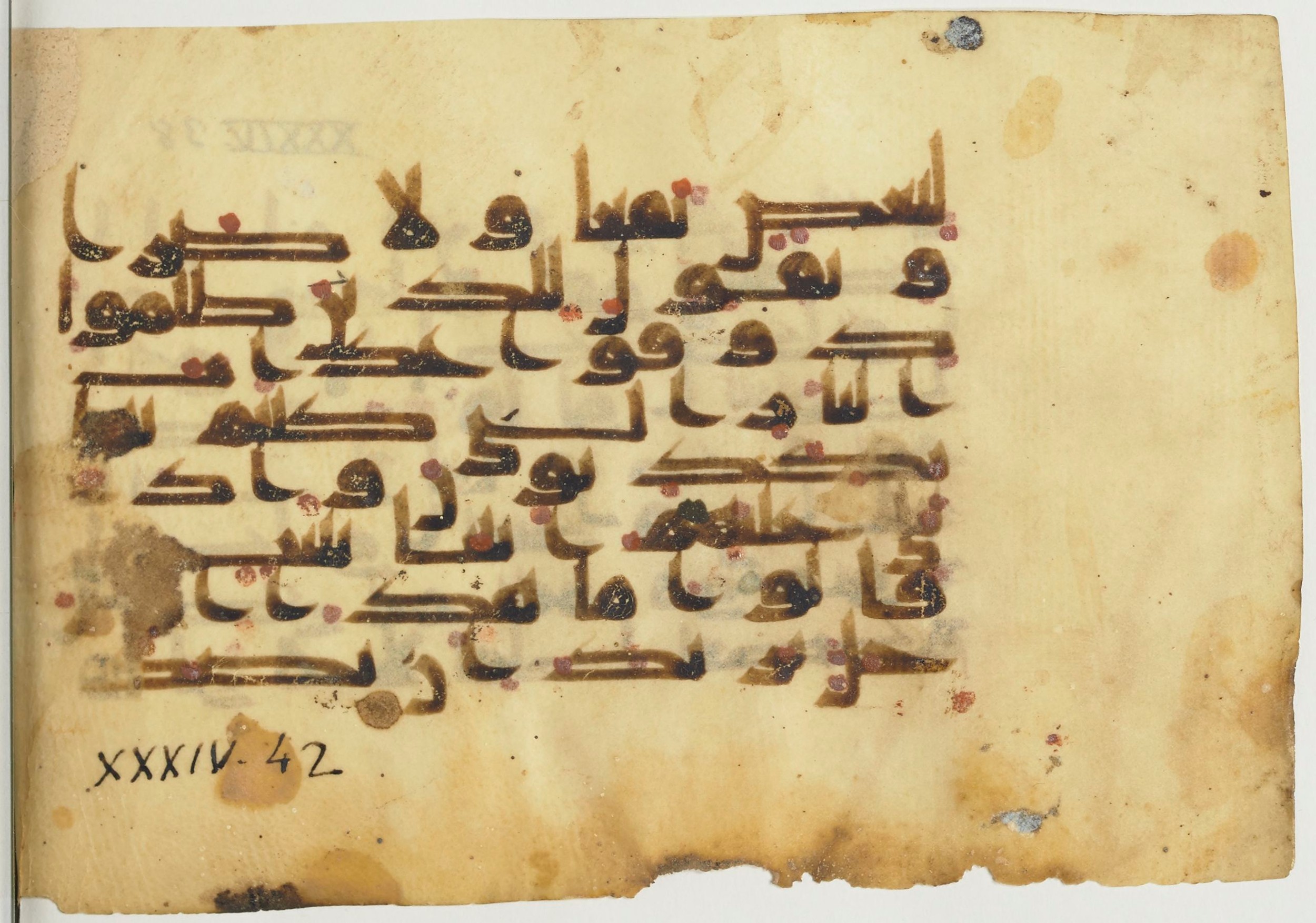 Paris, Bibliothèque nationale de France, Arabe 367 (a), in Kūfī Group D script, showing Surah 34:43 from Mid 8th to 10th Century AD found in Fustat (Old Cairo), Egypt, currently housed at Bibliothèque nationale de France, Paris
