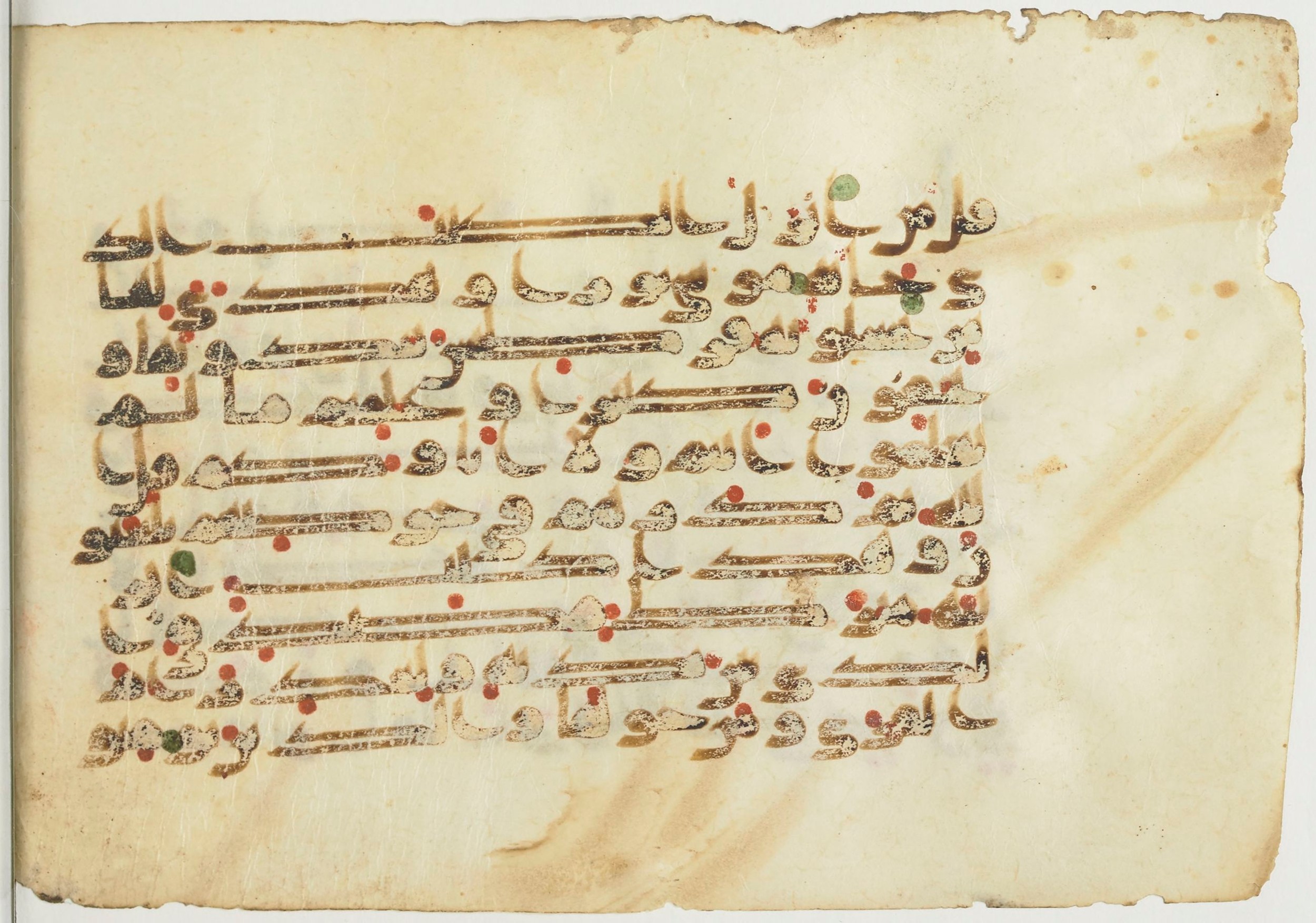 Paris, Bibliothèque nationale de France, Arabe 367 (b) (Scan 2), in kūfī D common script, showing Surah 6:91 from Mid-8th to Late 10th Century AD found in Fustat (Old Cairo), Egypt, currently housed at Bibliothèque nationale de France, Paris