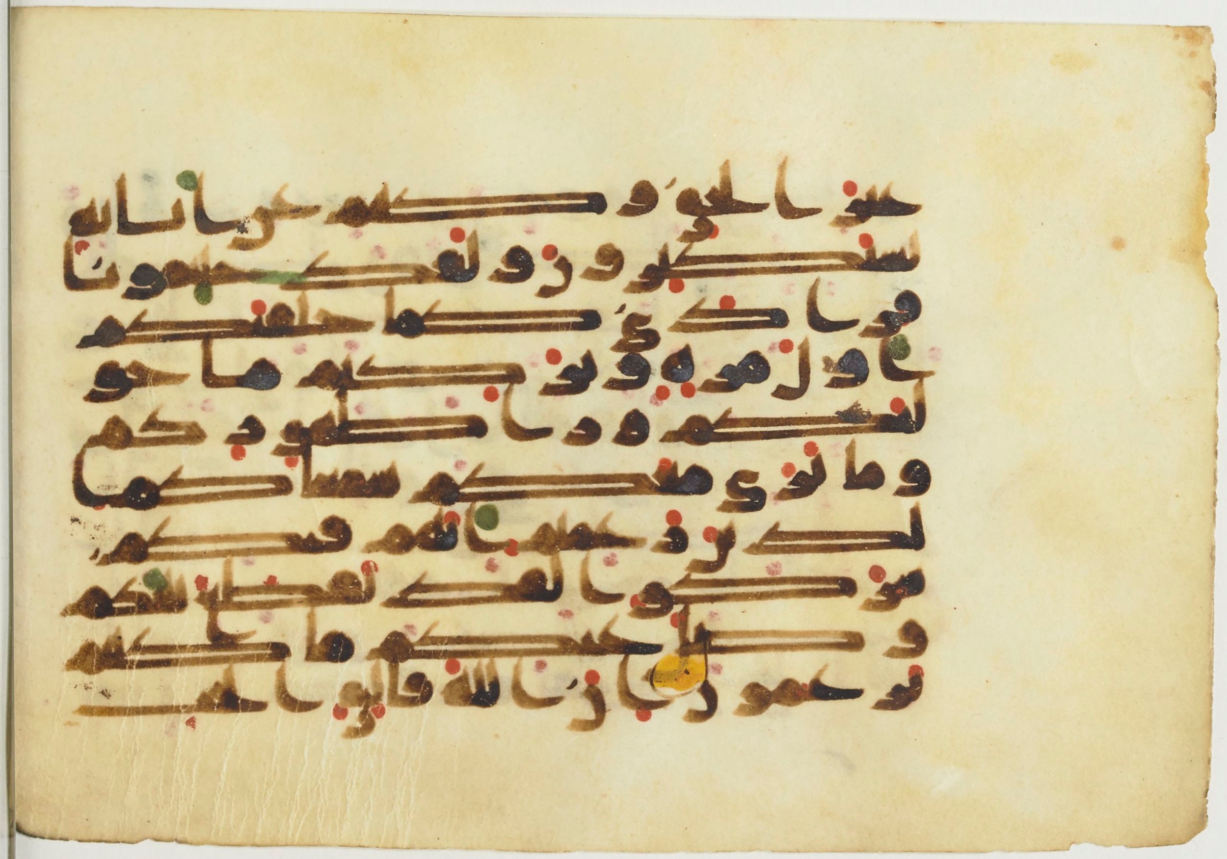 Paris, Bibliothèque nationale de France, Arabe 367 (b) (Scan 1), in kūfī D common script, showing Surah 6:95 from Mid-8th to Late 10th Century AD found in Fustat (Old Cairo), Egypt, currently housed at Bibliothèque nationale de France, Paris