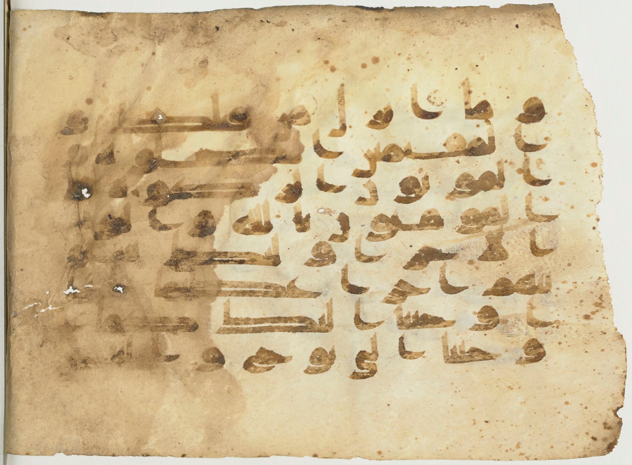 Paris, Bibliothèque nationale de France, Arabe 367 (c) (Scan 1), in Kufic Group D script, showing Surah 4:163 from Mid 8th to Late 10th Century AD found in Fustat (Old Cairo), Egypt, currently housed at Bibliothèque nationale de France, Paris