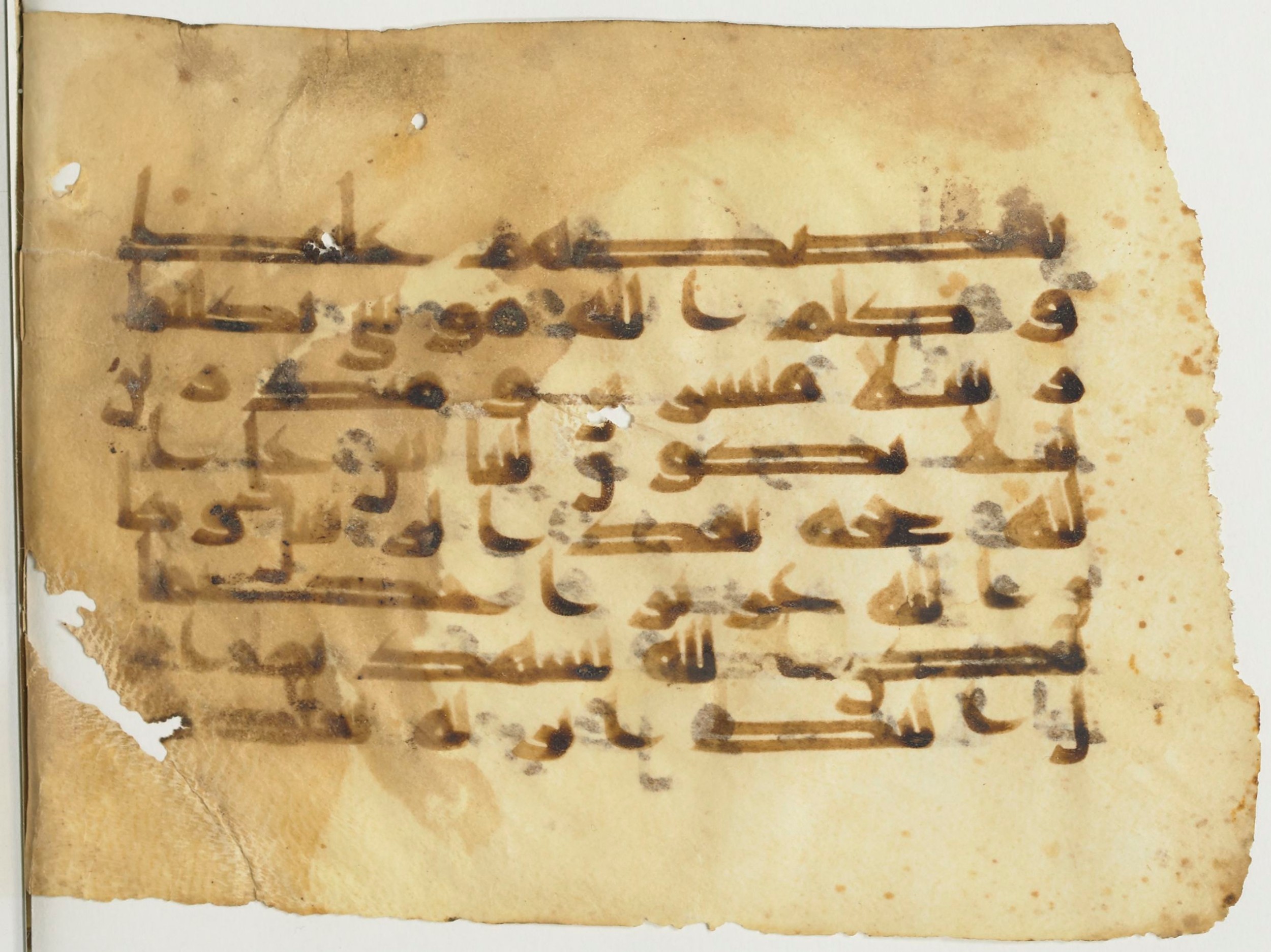 Paris, Bibliothèque nationale de France, Arabe 367 (c) (Scan 1), in Kufic Group D script, showing Surah 4:166 from Mid 8th to Late 10th Century AD found in Fustat (Old Cairo), Egypt, currently housed at Bibliothèque nationale de France, Paris