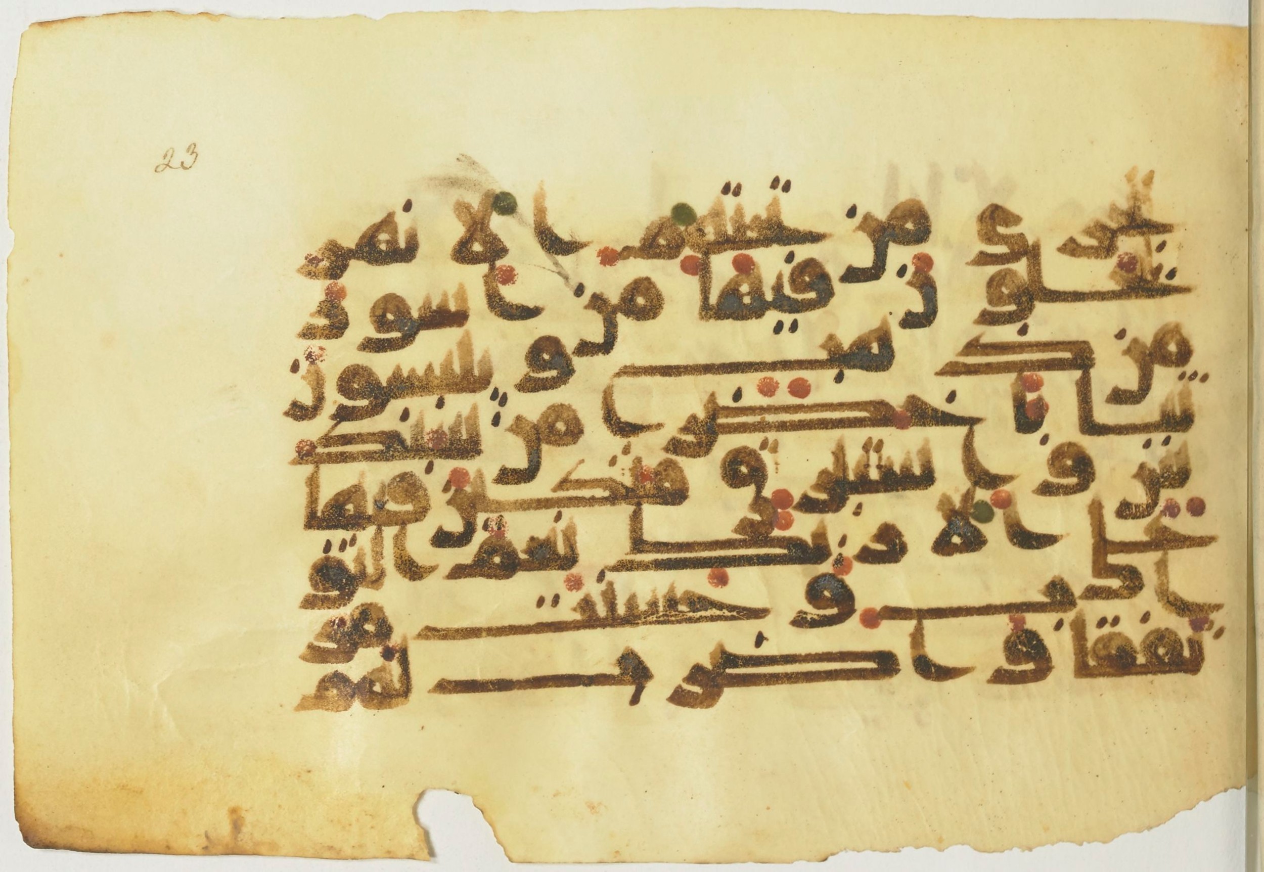 Paris, Bibliothèque nationale de France, Arabe 367 (d) (Scan 1), in Kufic D script, showing Surah 18:32 from Mid-8th to 10th Century AD found in Fustat (Old Cairo), Egypt, currently housed at Bibliothèque nationale de France, Paris