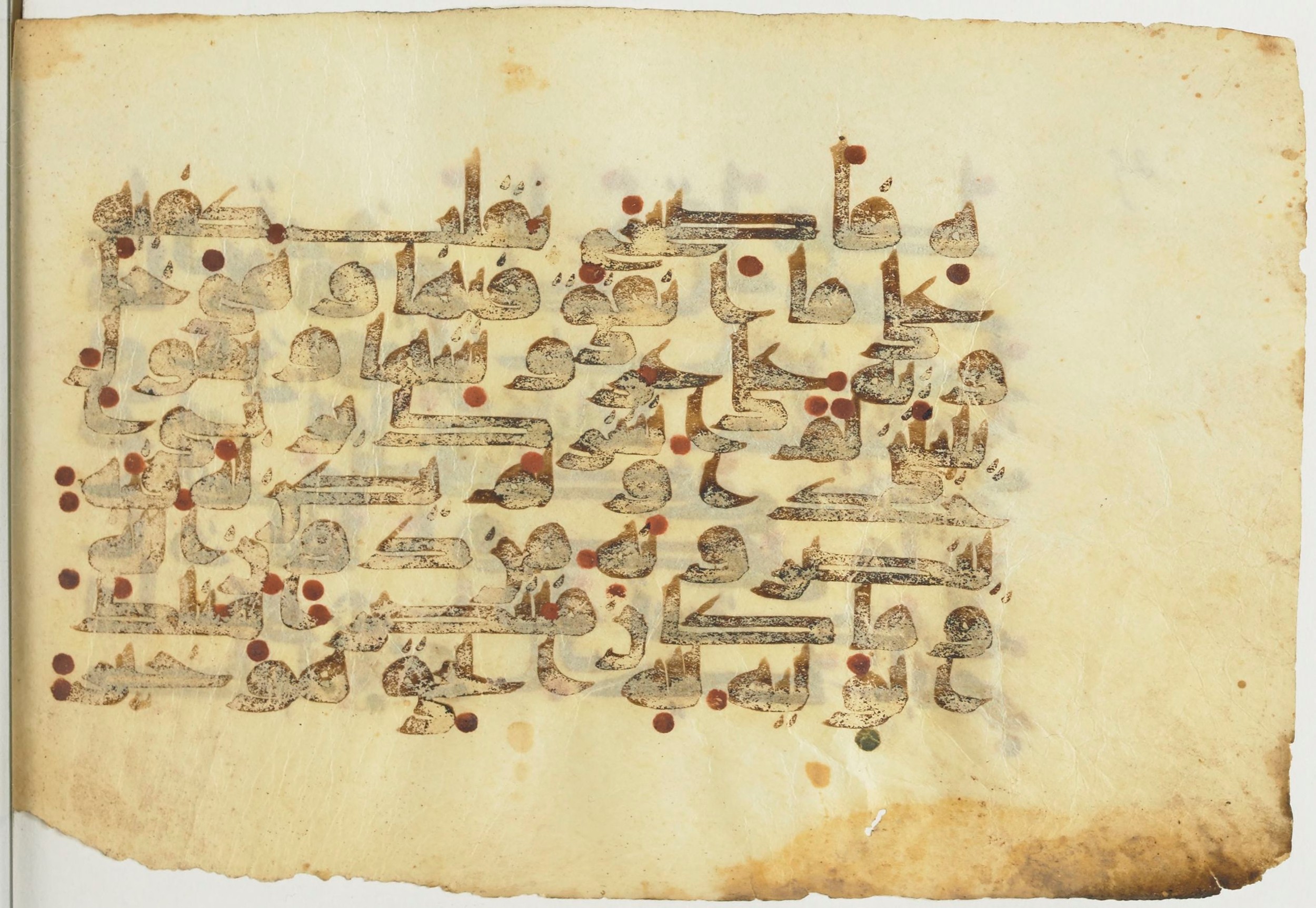 Paris, Bibliothèque nationale de France, Arabe 367 (d), in Kufic D script, showing Surah 18:43 from Mid-8th to 10th Century AD found in Fustat (Old Cairo), Egypt, currently housed at Bibliothèque nationale de France, Paris