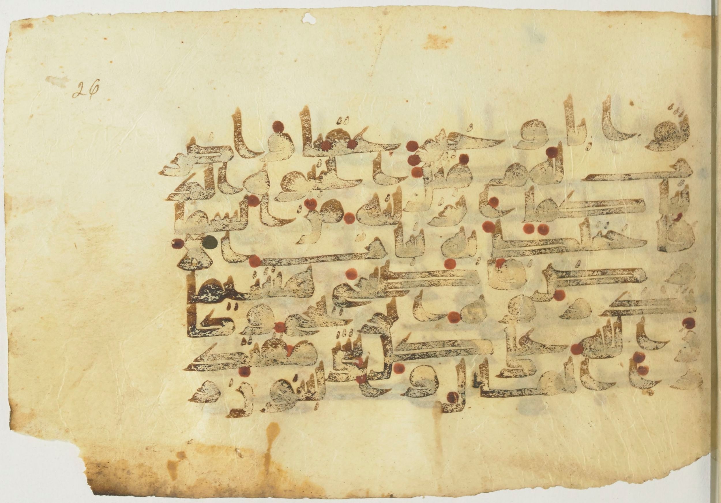 Paris, Bibliothèque nationale de France, Arabe 367 (d) (Scan 1), in Kufic D script, showing Surah 18:46 from Mid-8th to 10th Century AD found in Fustat (Old Cairo), Egypt, currently housed at Bibliothèque nationale de France, Paris