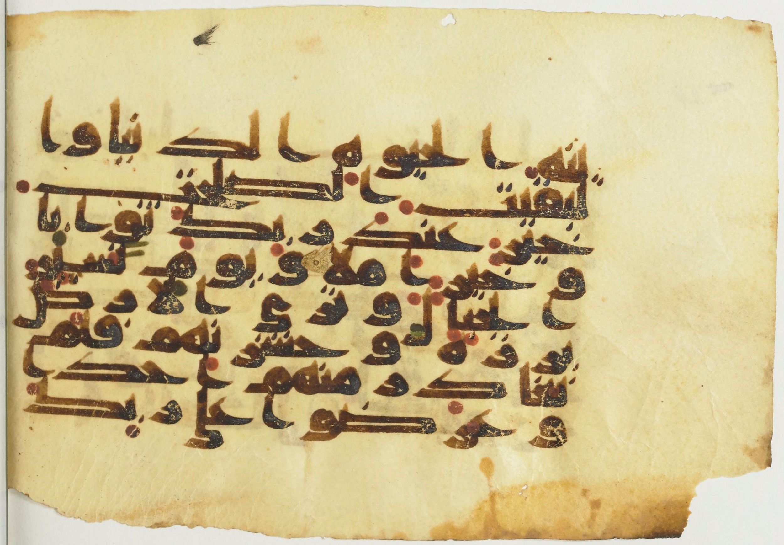 Paris, Bibliothèque nationale de France, Arabe 367 (d) (Scan 2), in Kufic D script, showing Surah 18:46 from Mid-8th to 10th Century AD found in Fustat (Old Cairo), Egypt, currently housed at Bibliothèque nationale de France, Paris